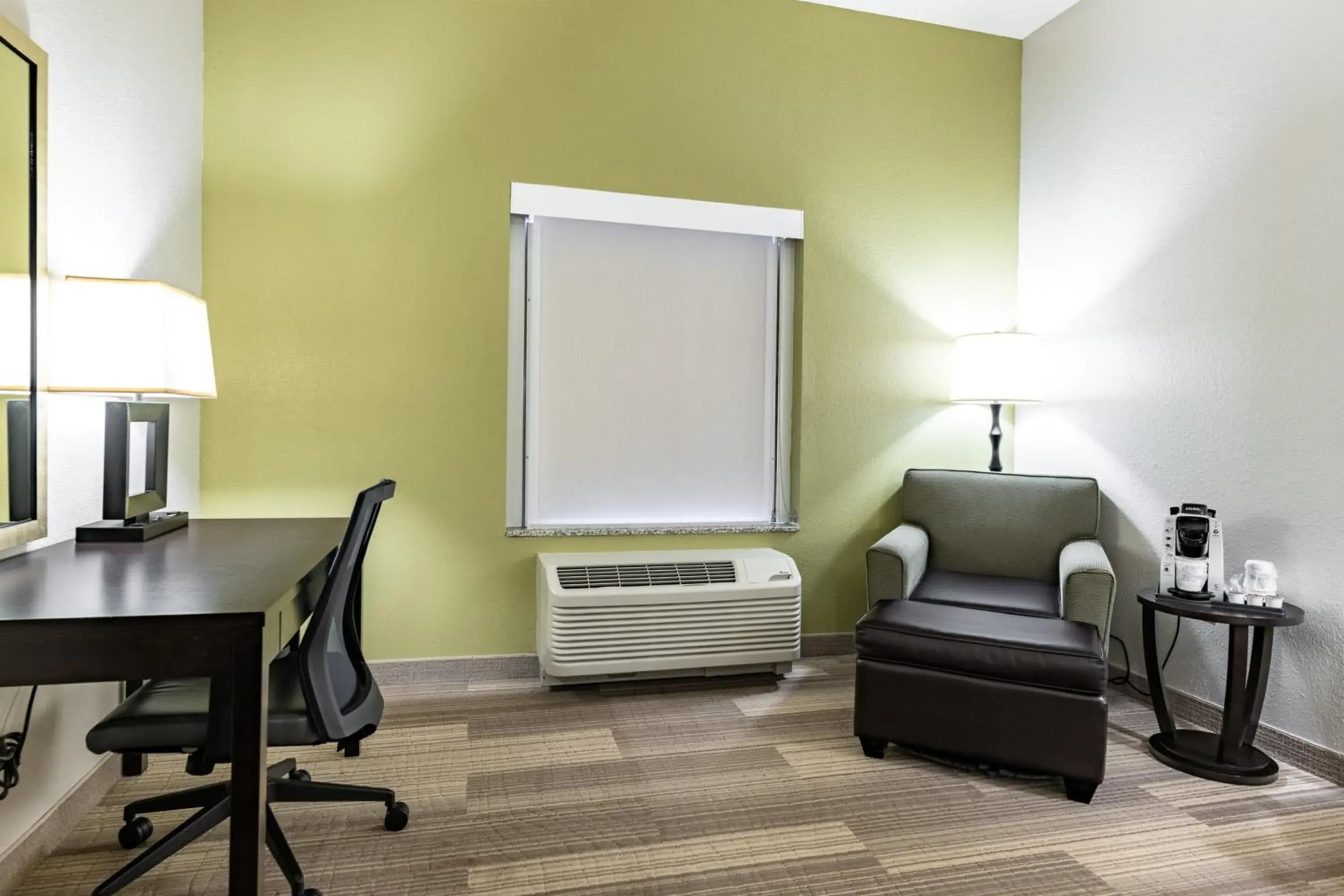 Standard King Room with Accessible Tub - Mobility Access in Holiday Inn Express & Suites Ironton by IHG Standard King Room with Accessible Tub - Mobility Access in Holiday Inn Express & Suites Ironton by IHG