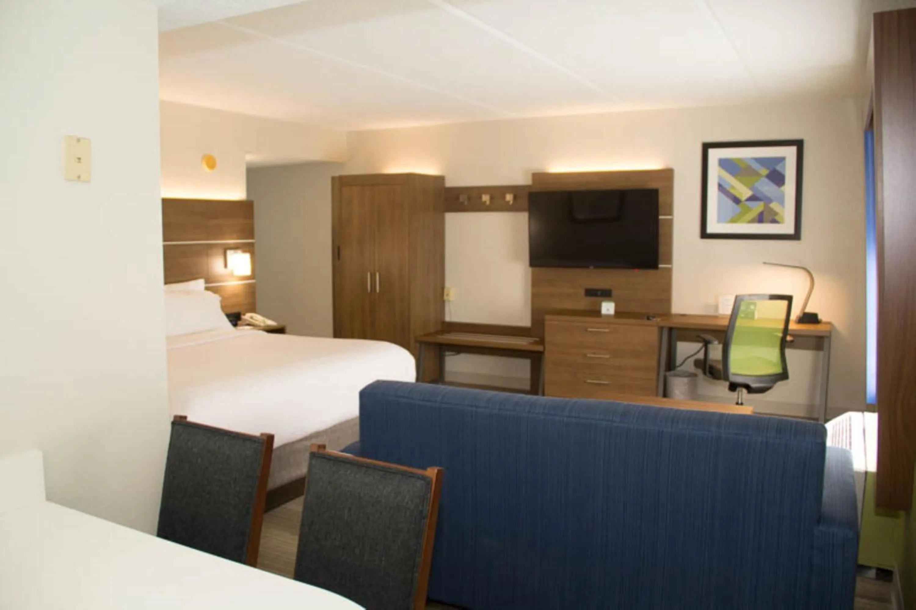 Photo of the whole room, Bed in Holiday Inn Express & Suites Kings Mountain - Shelby Area by IHG