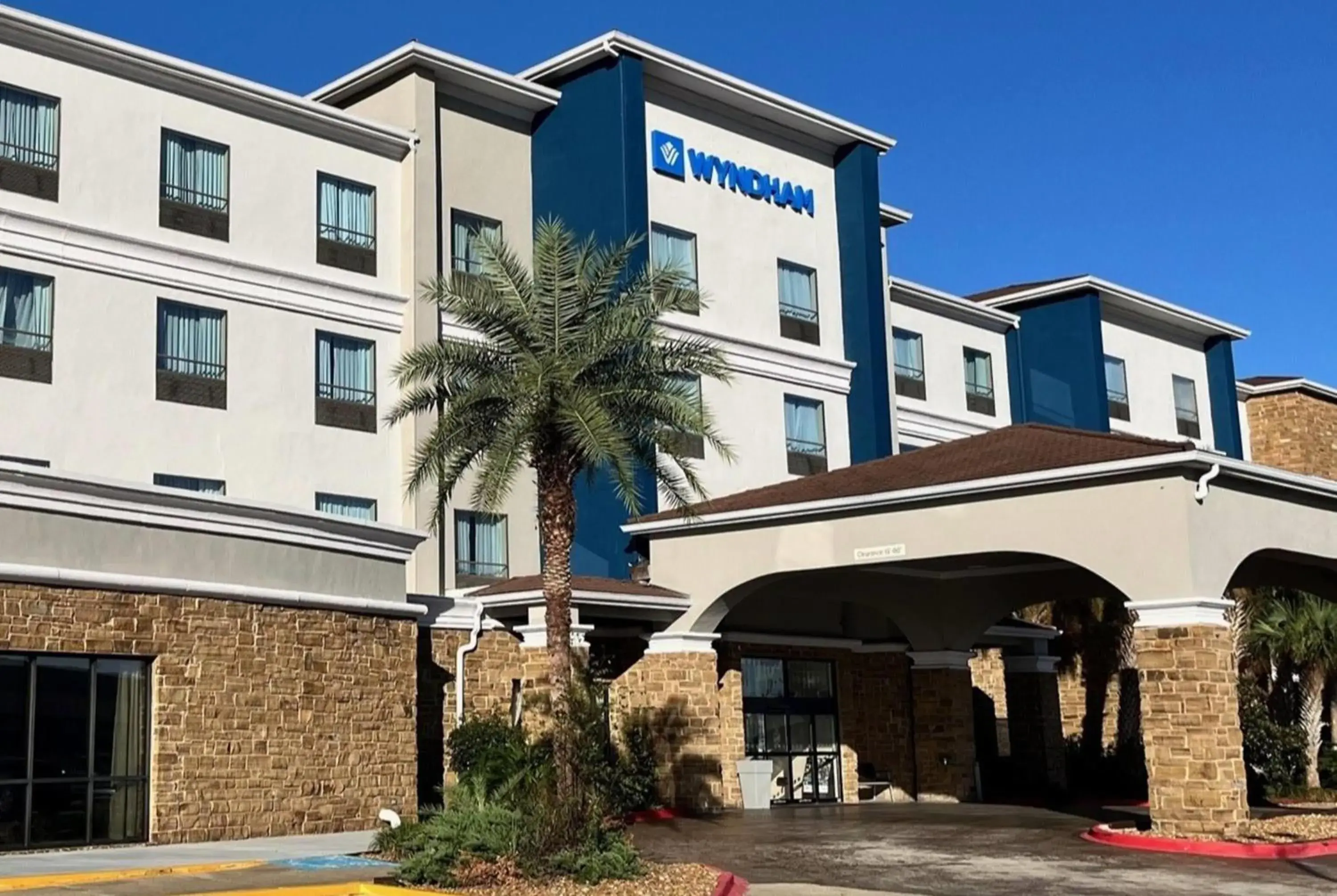 Property building in Wyndham Lake Charles Property building in Wyndham Lake Charles