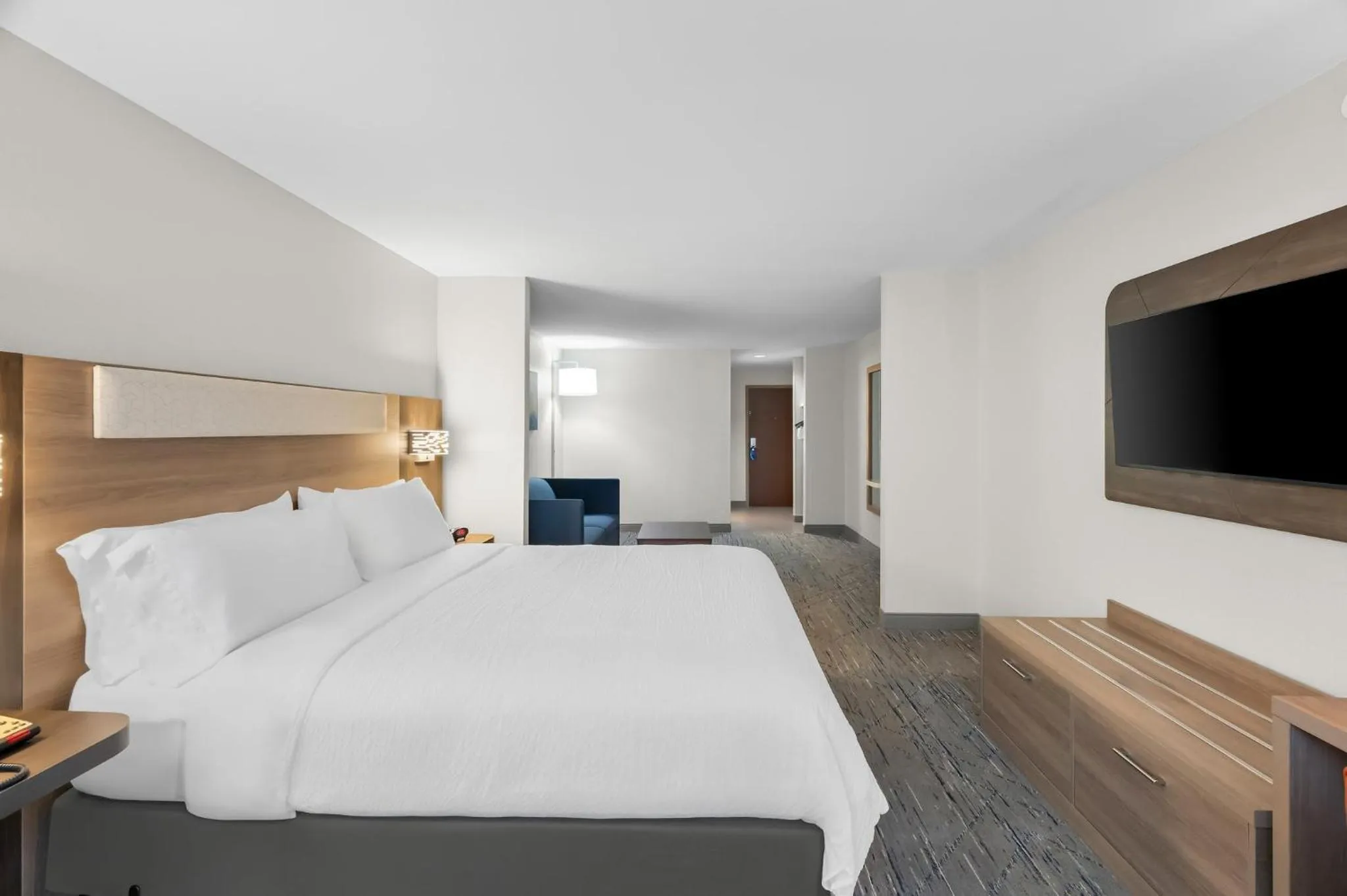 Photo of the whole room, Bed in Holiday Inn Express & Suites Morrilton by IHG