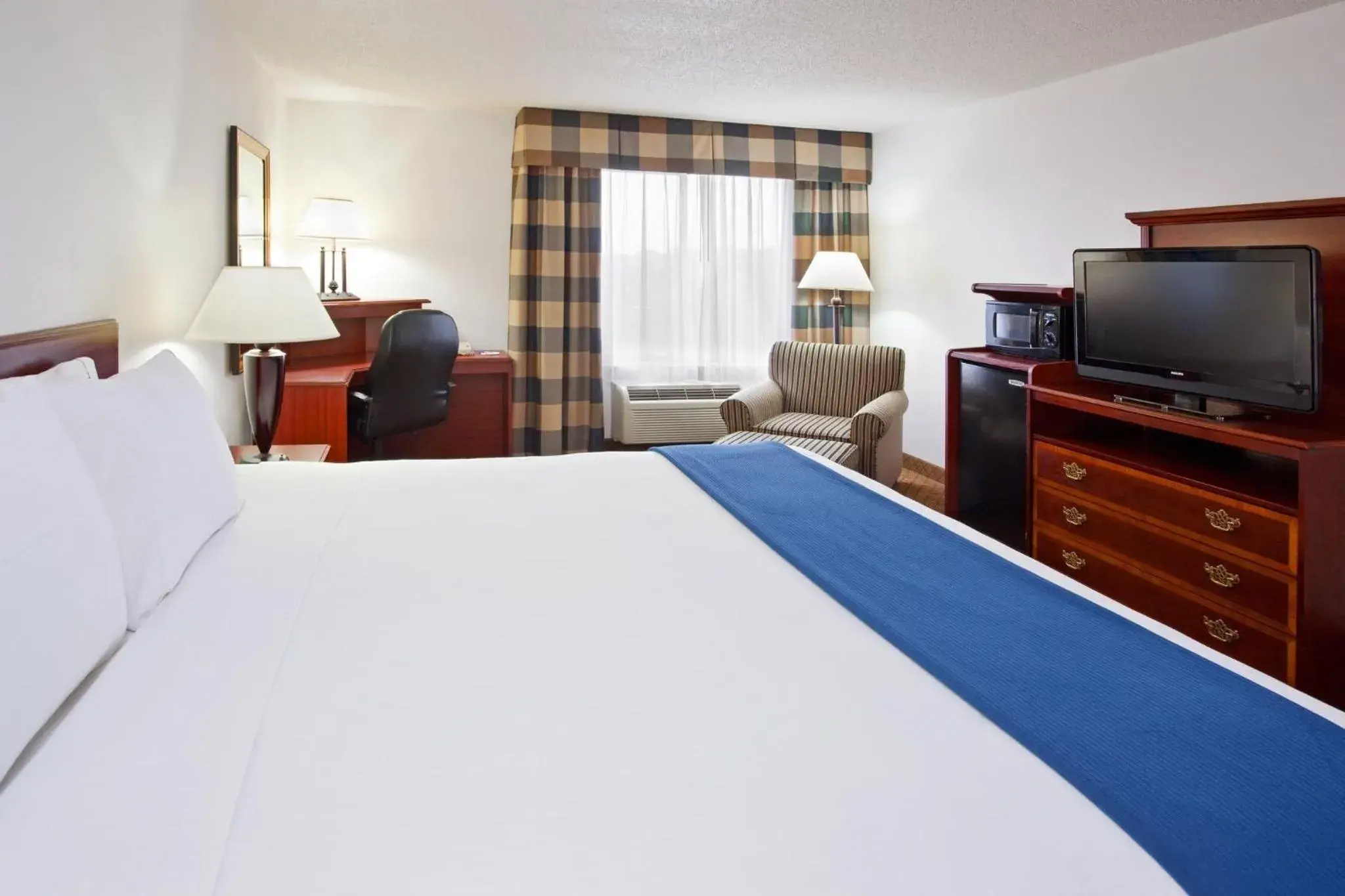 Photo of the whole room, Bed in Holiday Inn Express & Suites Alliance by IHG Photo of the whole room, Bed in Holiday Inn Express & Suites Alliance by IHG