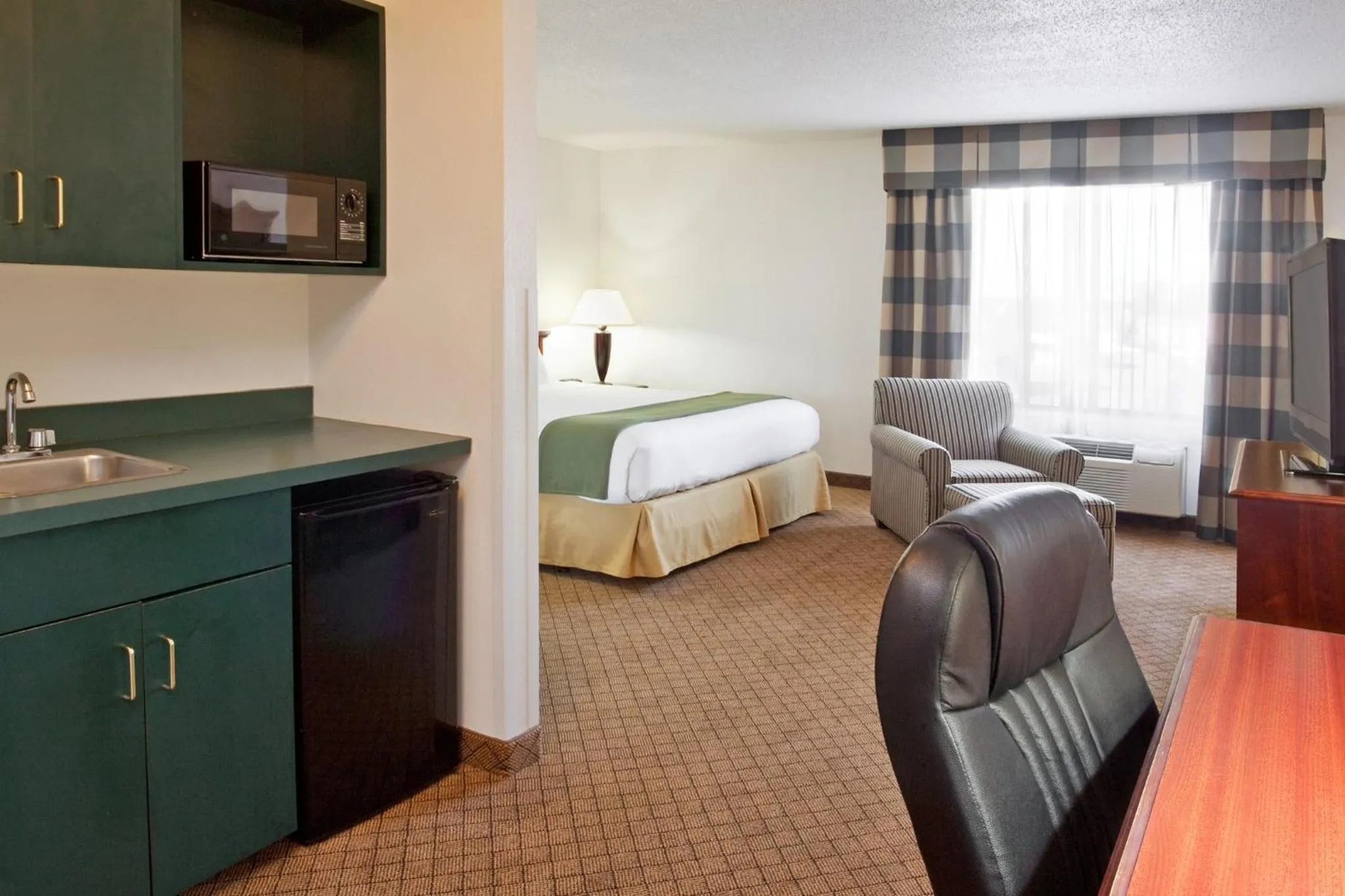 Photo of the whole room, Bed in Holiday Inn Express & Suites Alliance by IHG