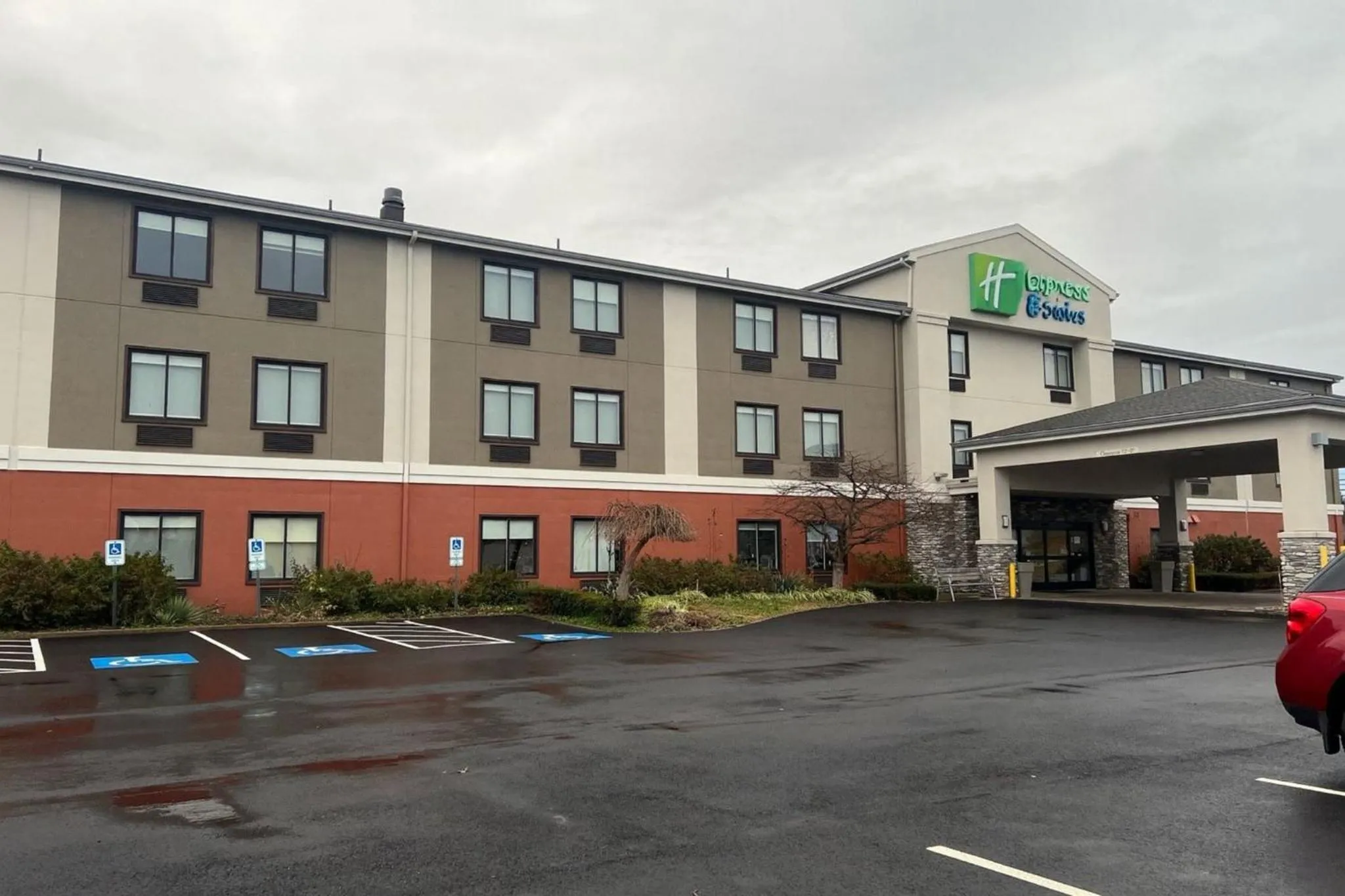 Property building in Holiday Inn Express & Suites Alliance by IHG