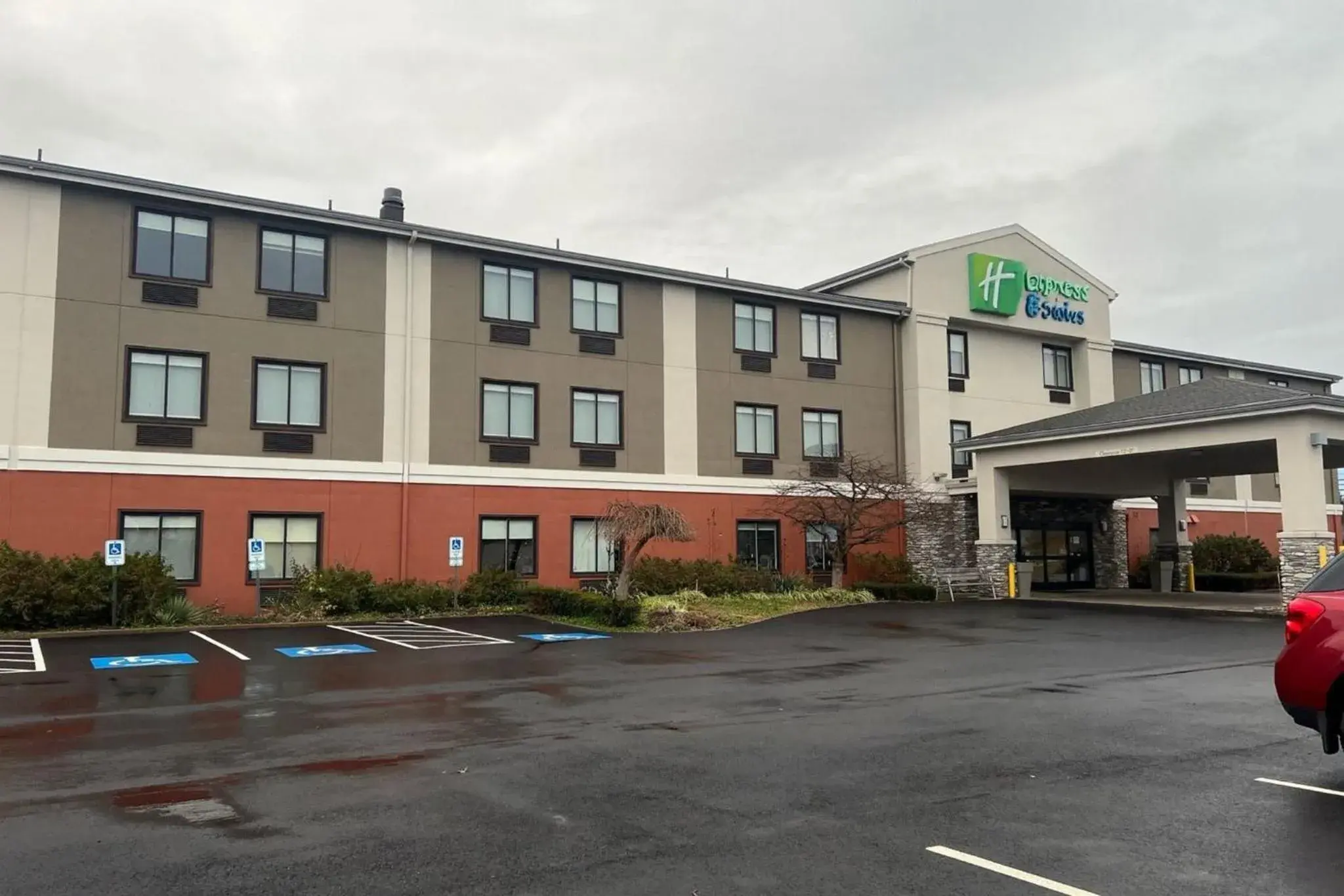 Property building in Holiday Inn Express & Suites Alliance by IHG Property building in Holiday Inn Express & Suites Alliance by IHG