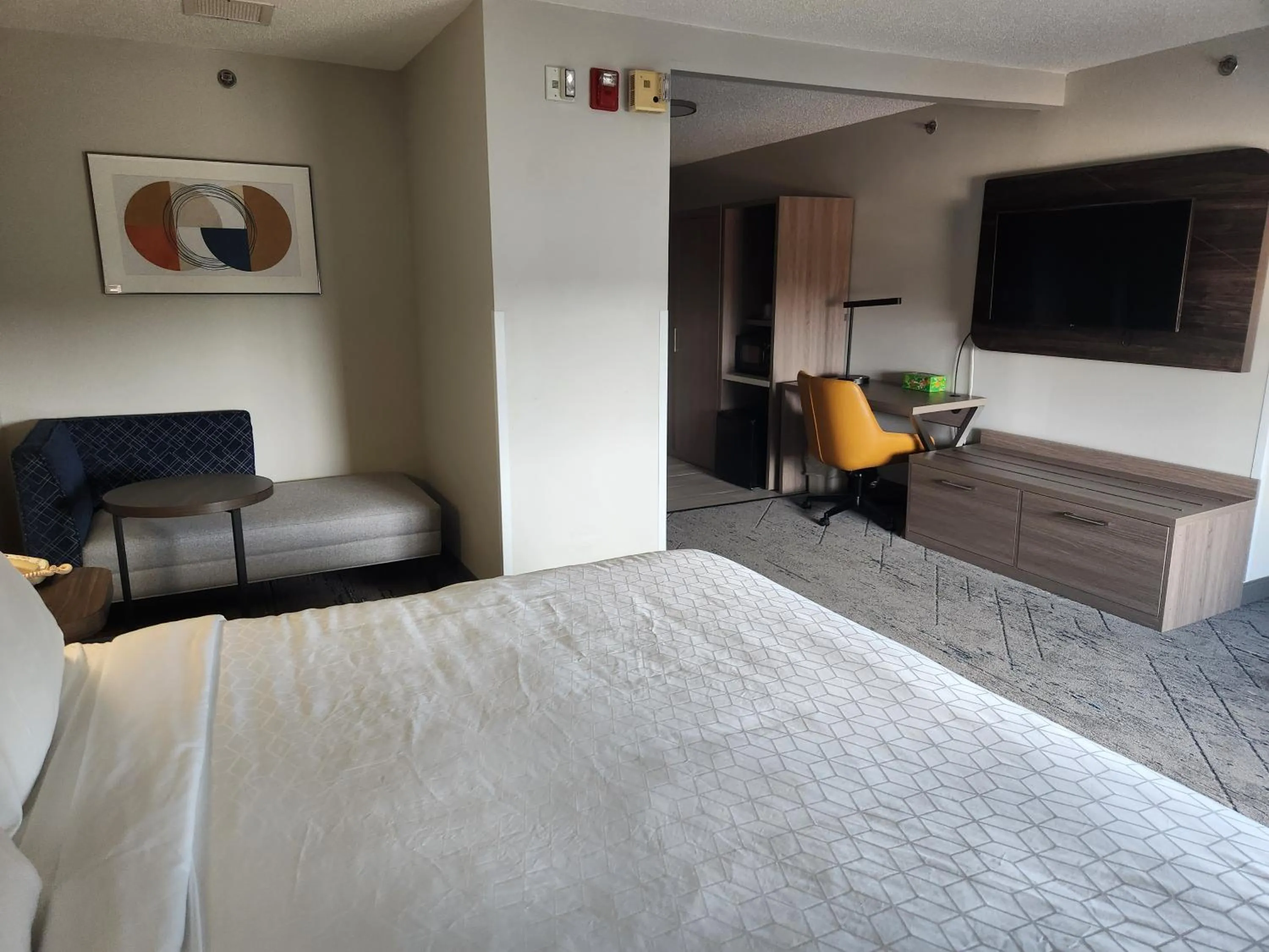 Bed in Holiday Inn Express & Suites Alliance by IHG