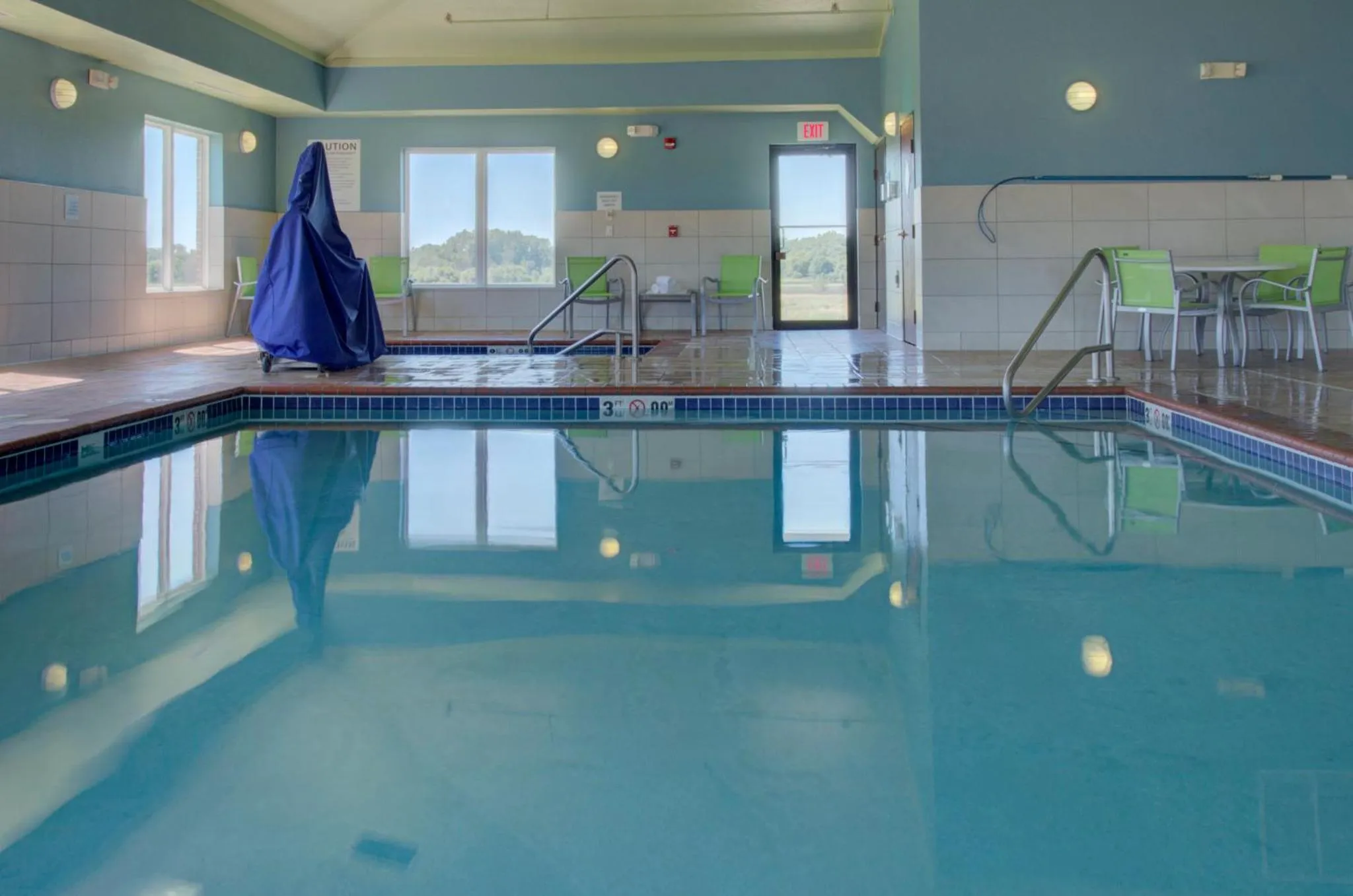 Swimming pool in Holiday Inn Express & Suites Le Mars by IHG