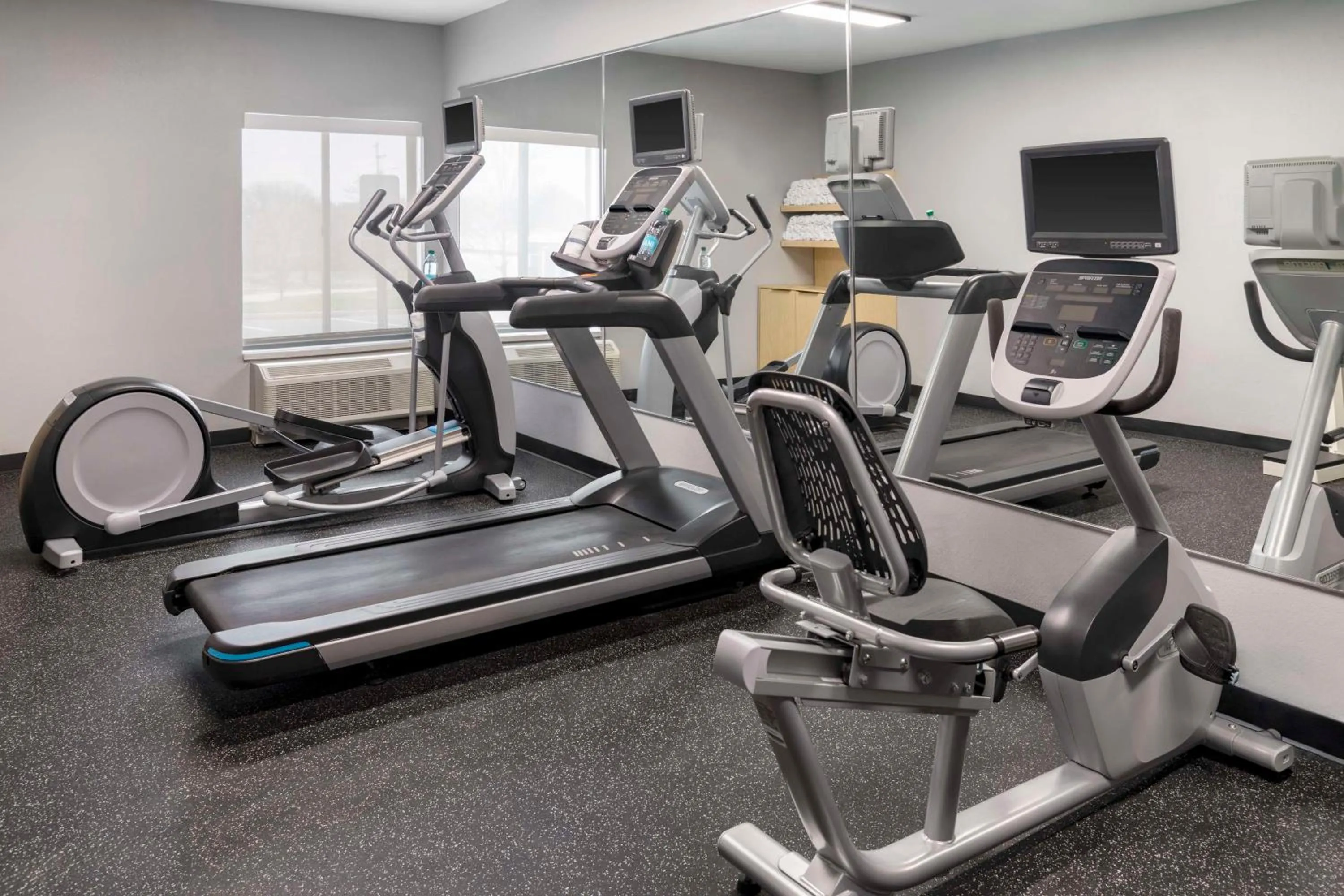 Fitness centre/facilities in Spark By Hilton Lansing