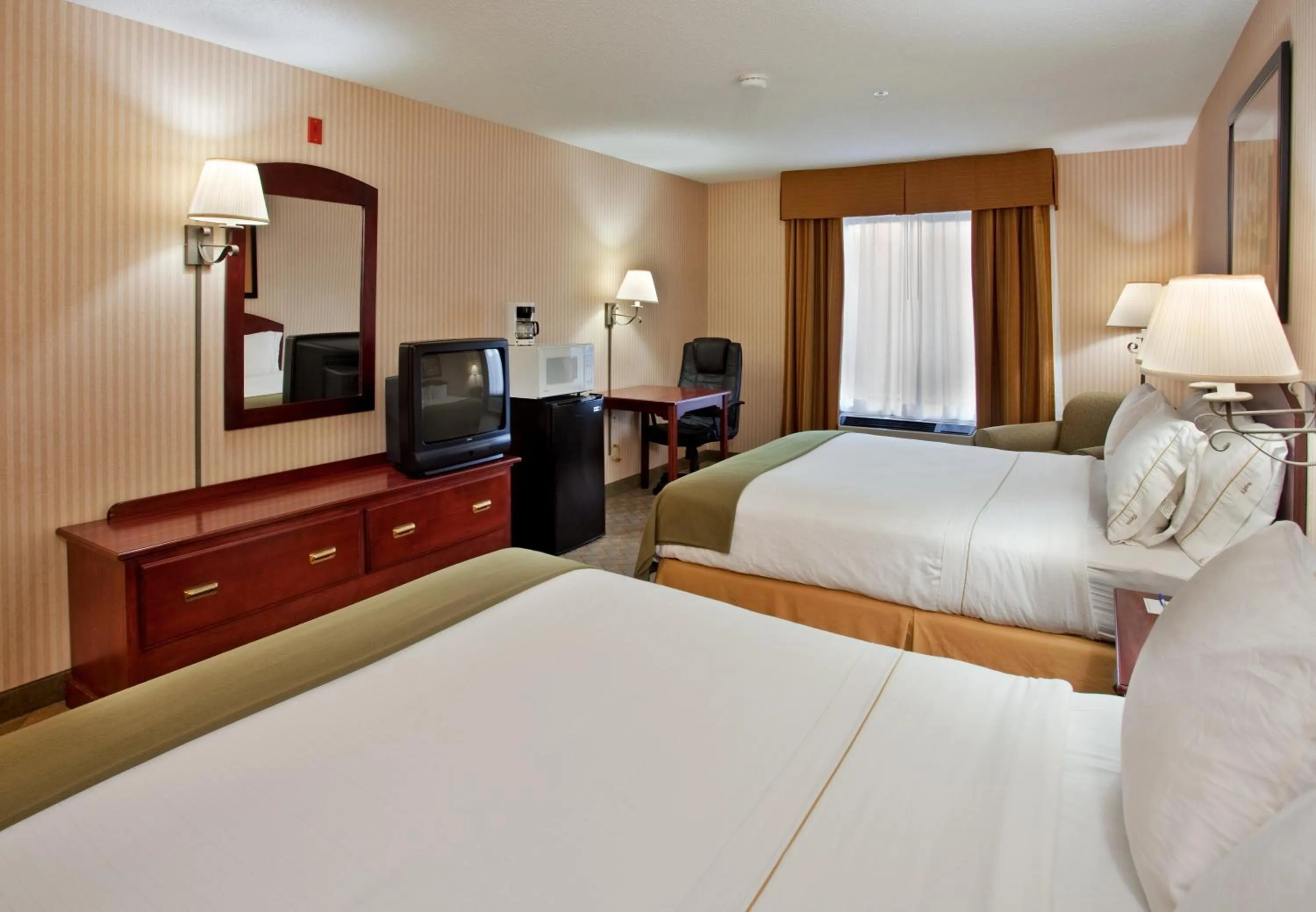 Photo of the whole room, Bed in Spark By Hilton Lansing