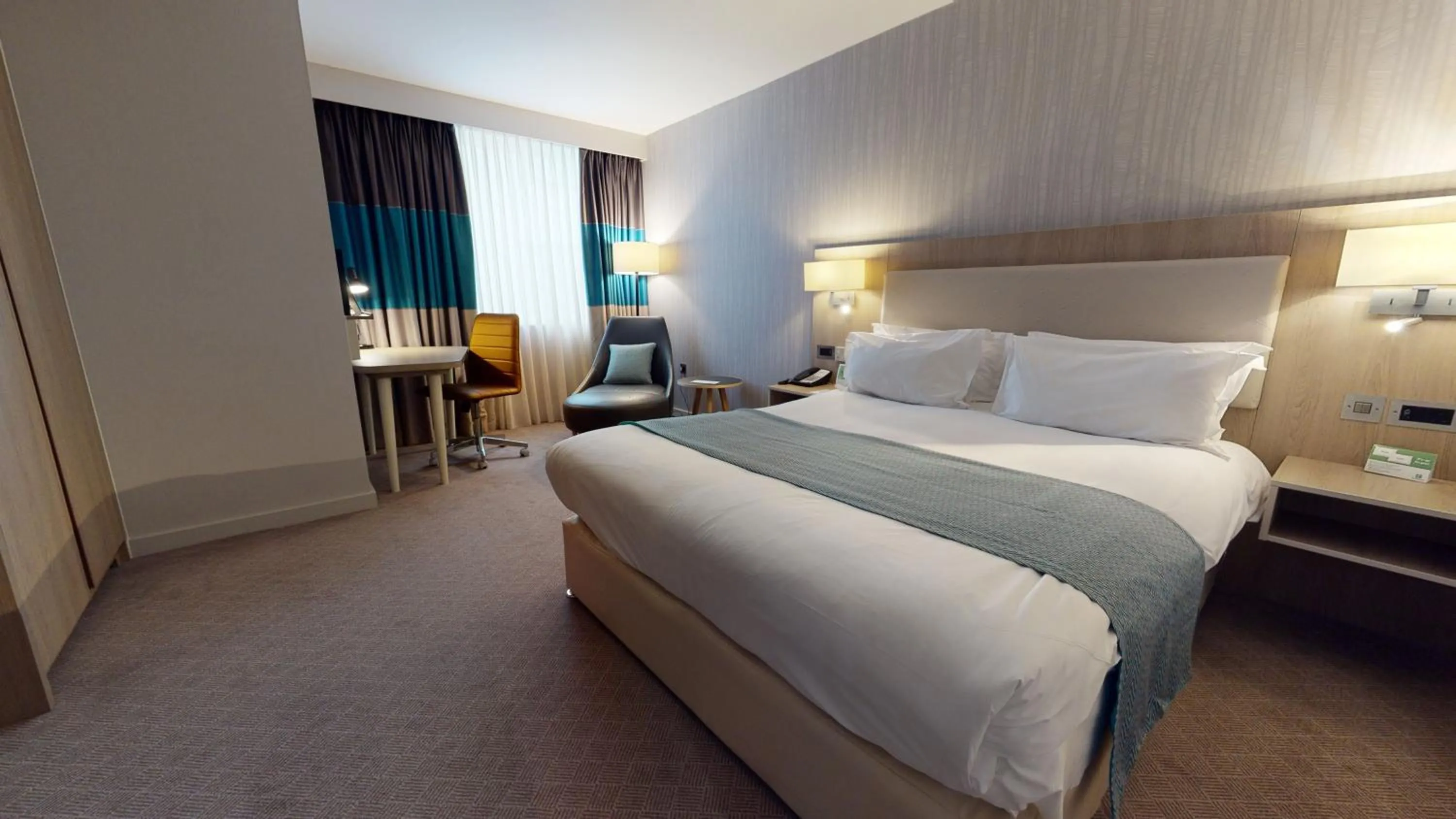 Bed in Holiday Inn Manchester - City Centre by IHG