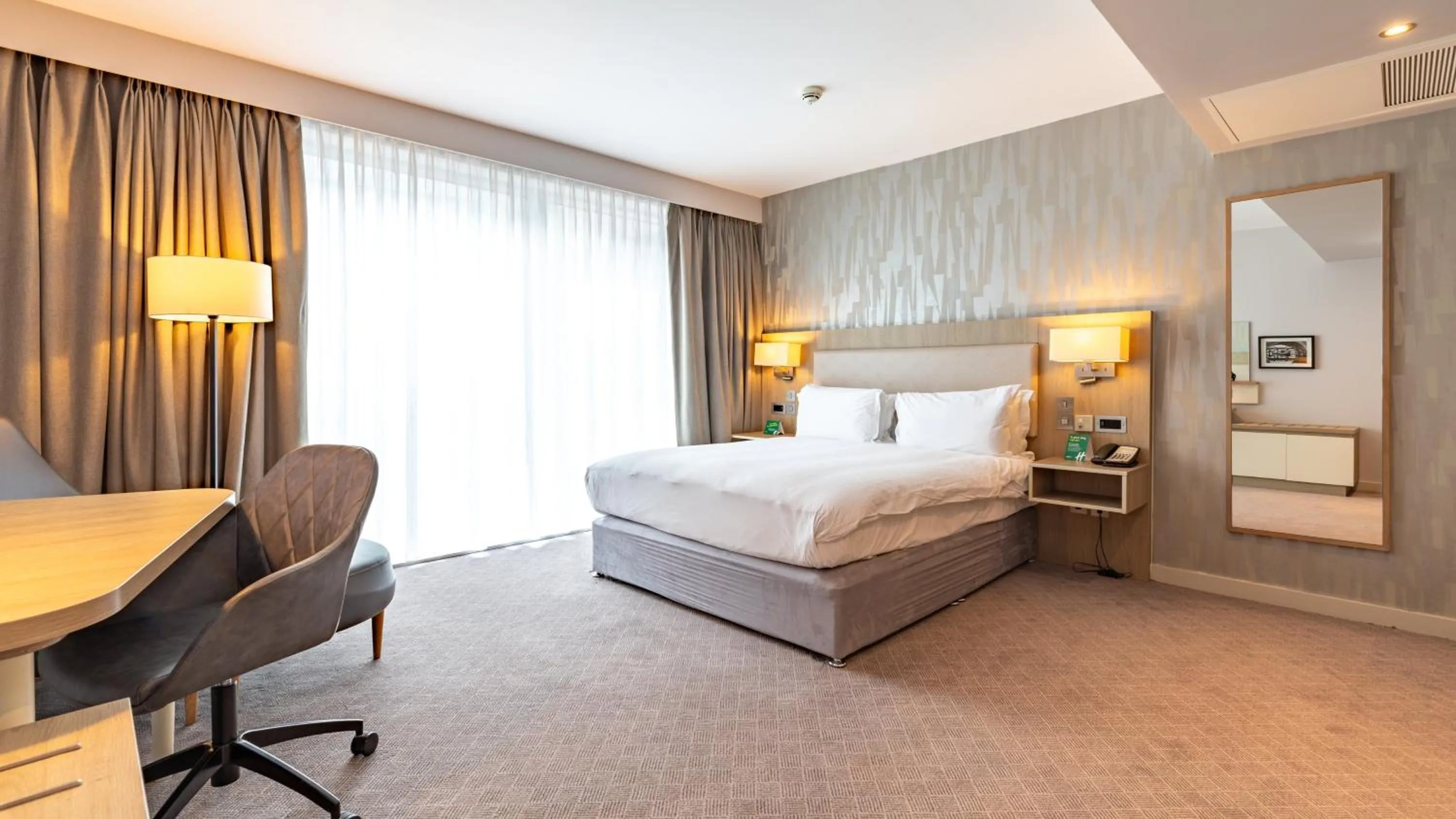 Photo of the whole room, Bed in Holiday Inn Manchester - City Centre by IHG