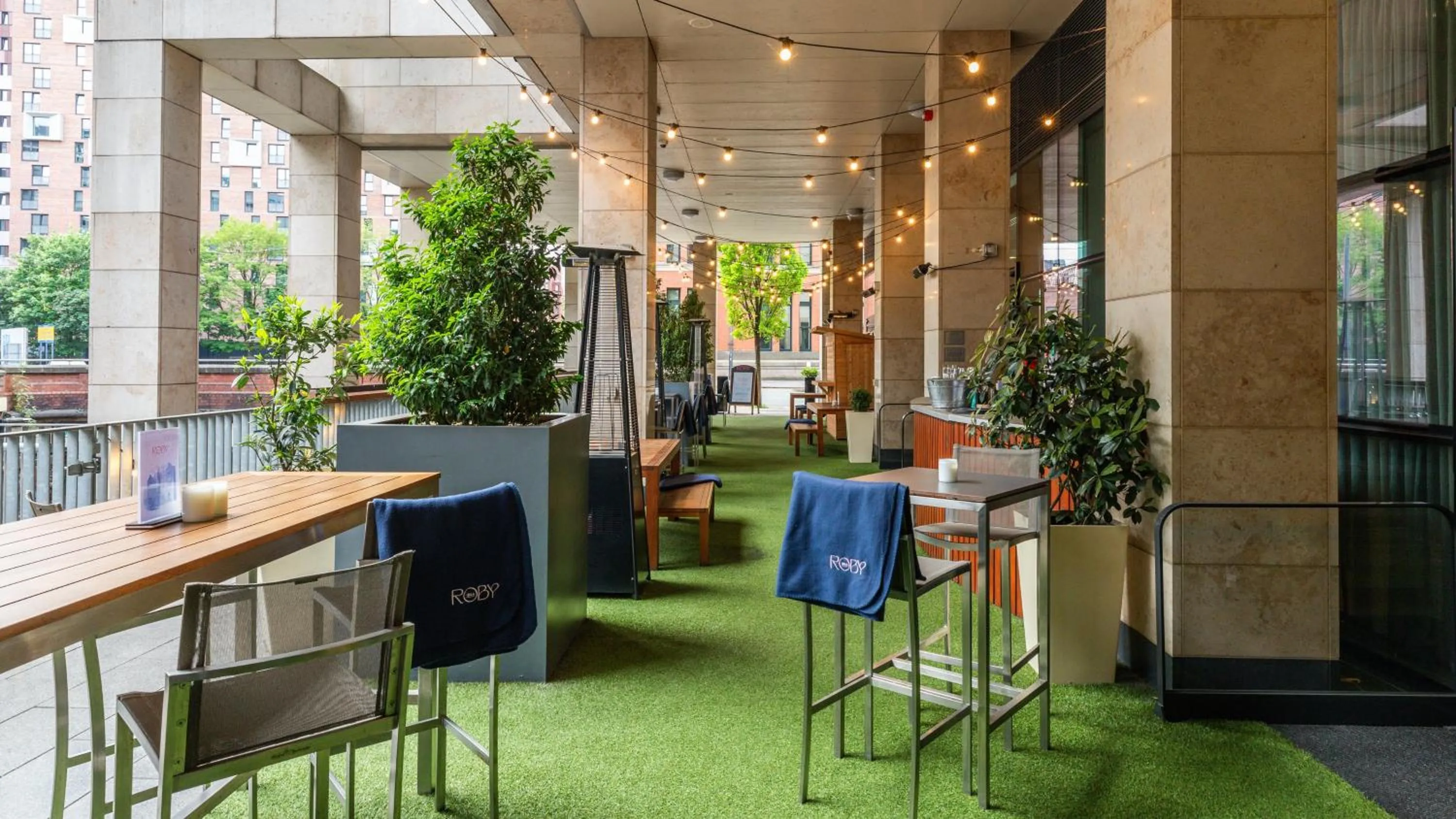 Lounge or bar in Holiday Inn Manchester - City Centre by IHG