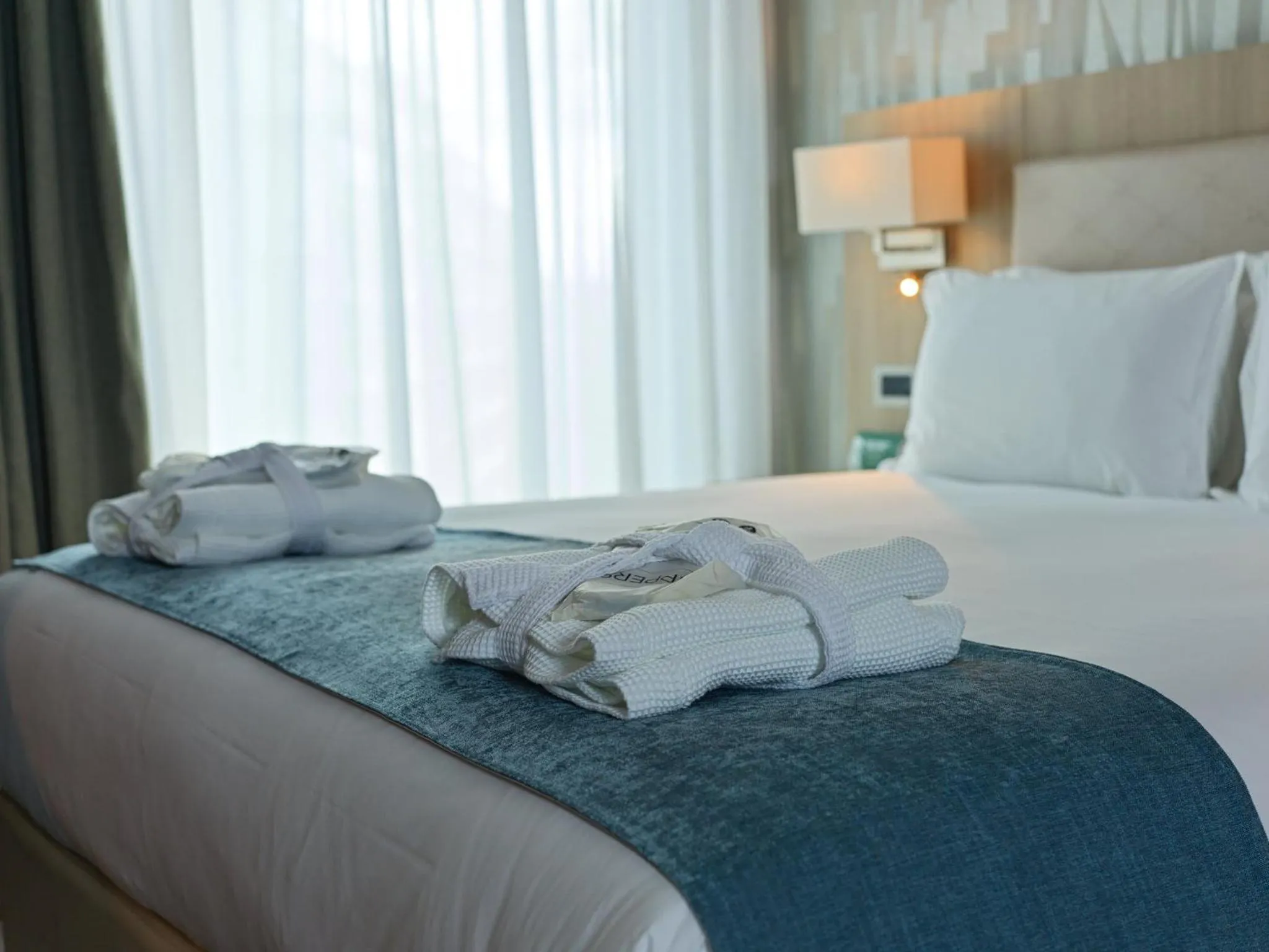 Photo of the whole room, Bed in Holiday Inn Manchester - City Centre by IHG