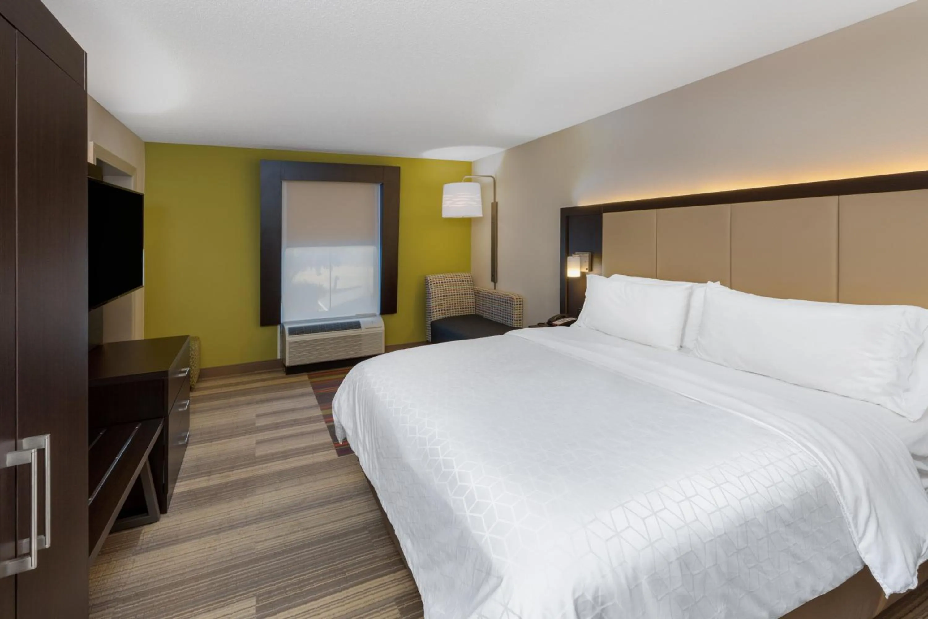 Photo of the whole room, Bed in Holiday Inn Express Minden by IHG