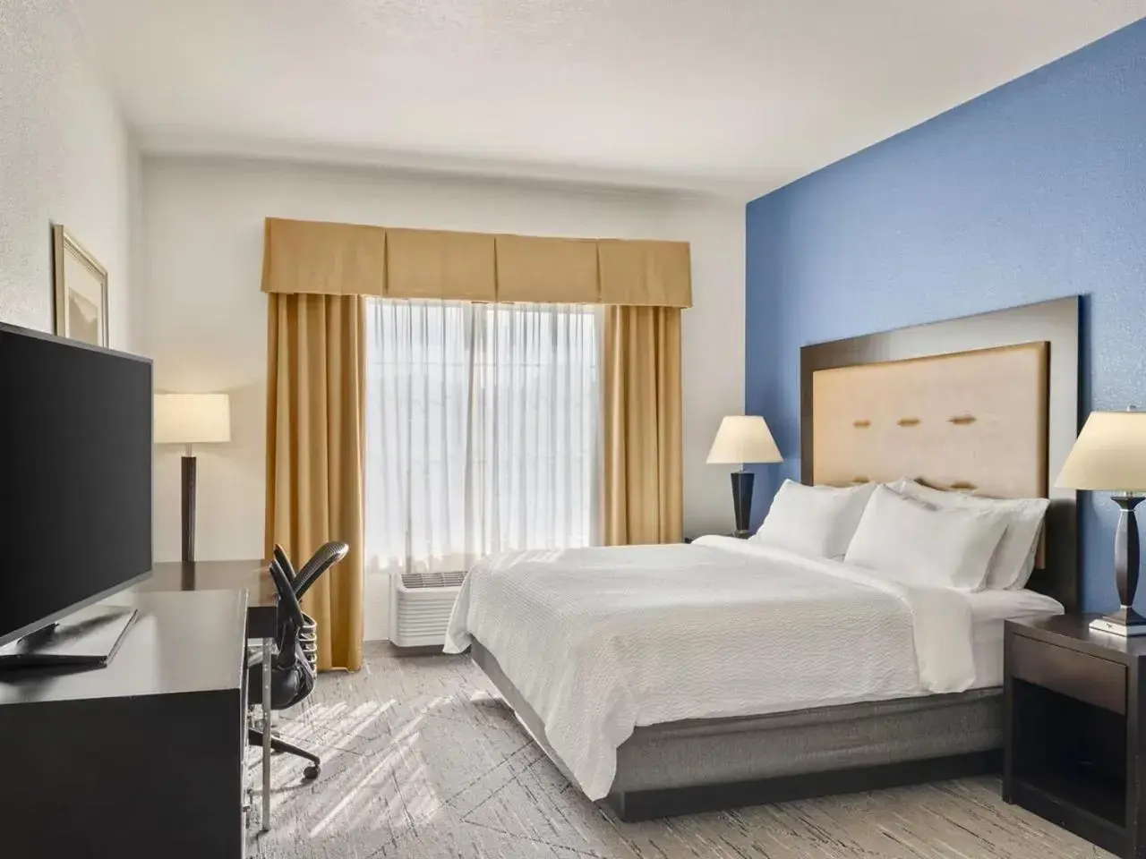 Bed in Holiday Inn Express & Suites New Buffalo, MI by IHG Bed in Holiday Inn Express & Suites New Buffalo, MI by IHG