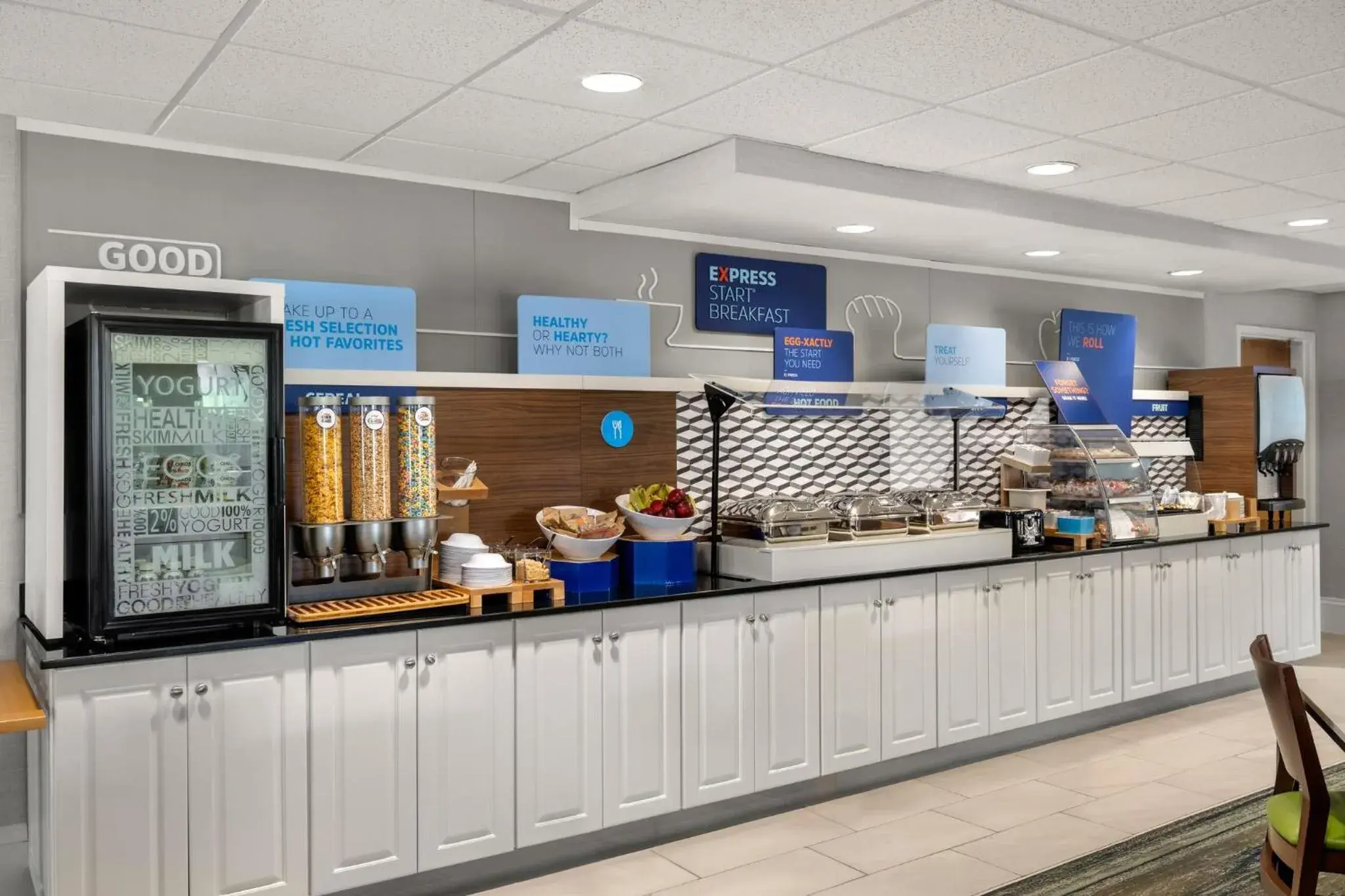 Breakfast in Holiday Inn Express & Suites New Buffalo, MI by IHG Breakfast in Holiday Inn Express & Suites New Buffalo, MI by IHG