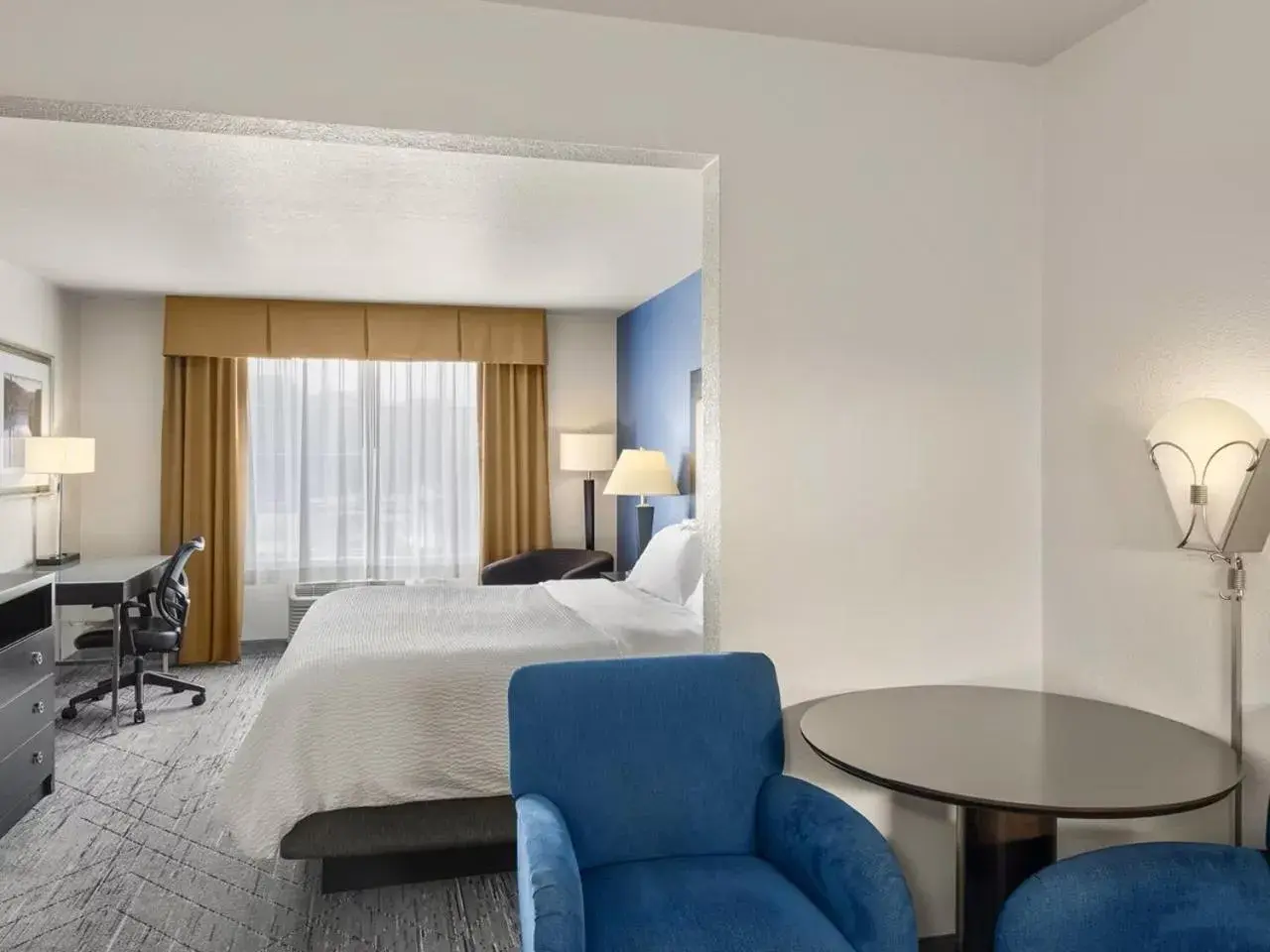 Bed in Holiday Inn Express & Suites New Buffalo, MI by IHG Bed in Holiday Inn Express & Suites New Buffalo, MI by IHG