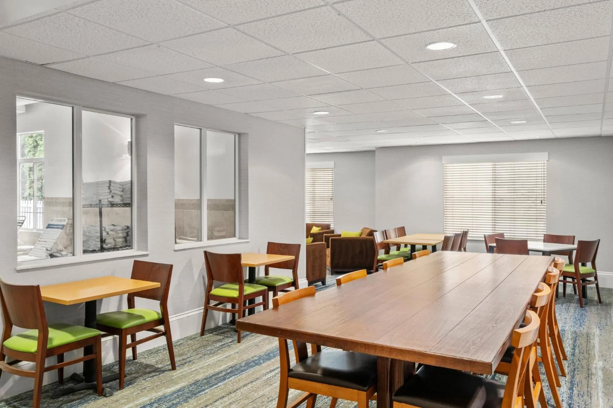 Breakfast in Holiday Inn Express & Suites New Buffalo, MI by IHG