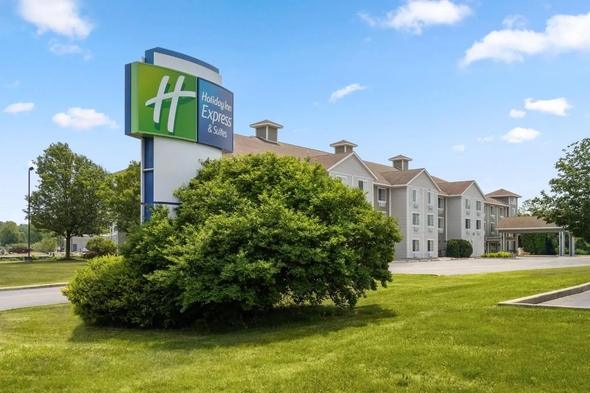 Property building in Holiday Inn Express & Suites New Buffalo, MI by IHG Property building in Holiday Inn Express & Suites New Buffalo, MI by IHG