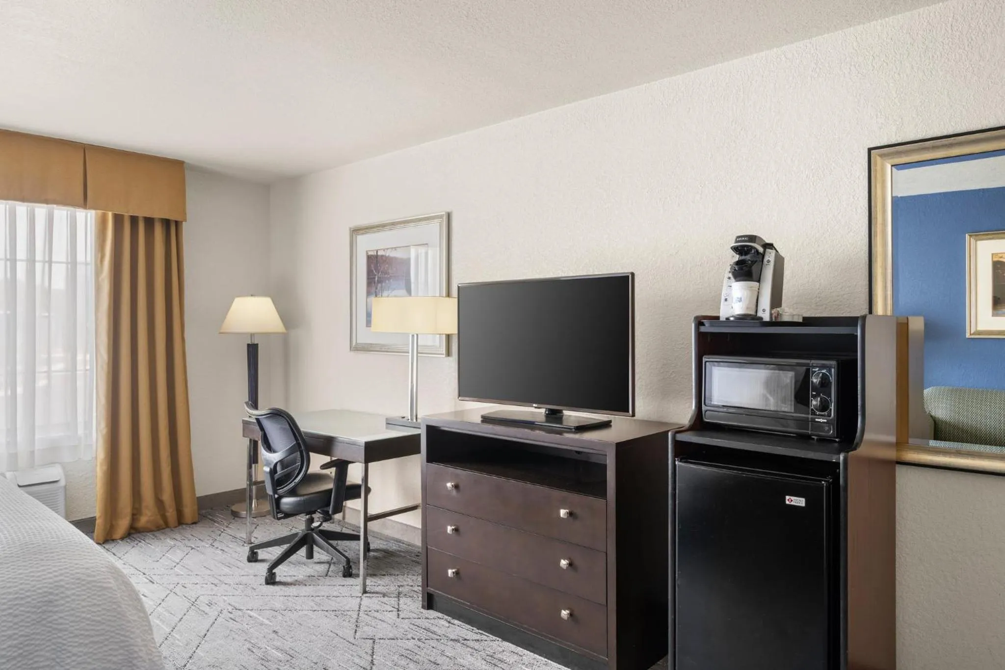 Photo of the whole room, Bed in Holiday Inn Express & Suites New Buffalo, MI by IHG