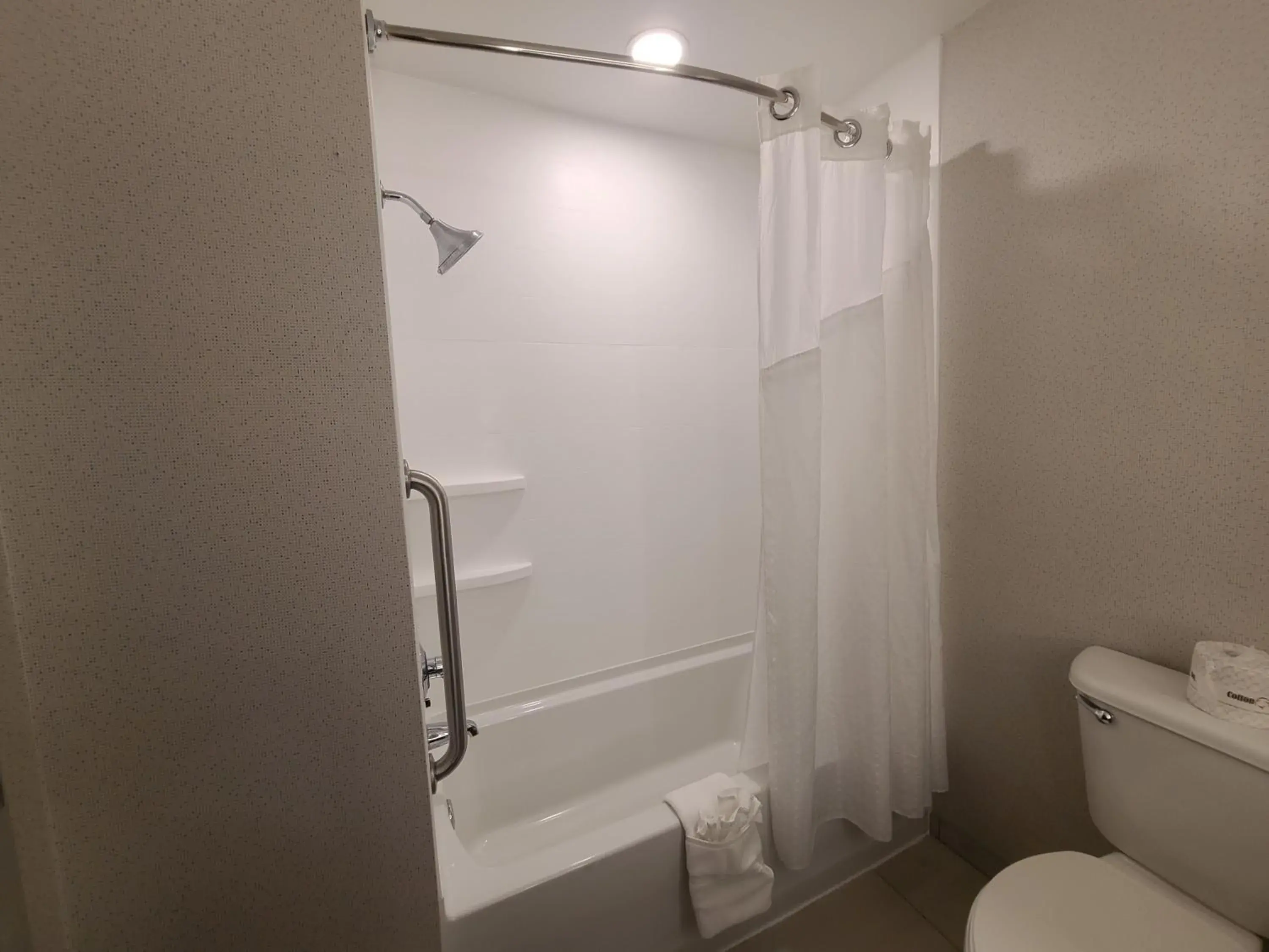 Bedroom in Holiday Inn Express Lordstown-Newton Falls/Warren by IHG Bedroom in Holiday Inn Express Lordstown-Newton Falls/Warren by IHG