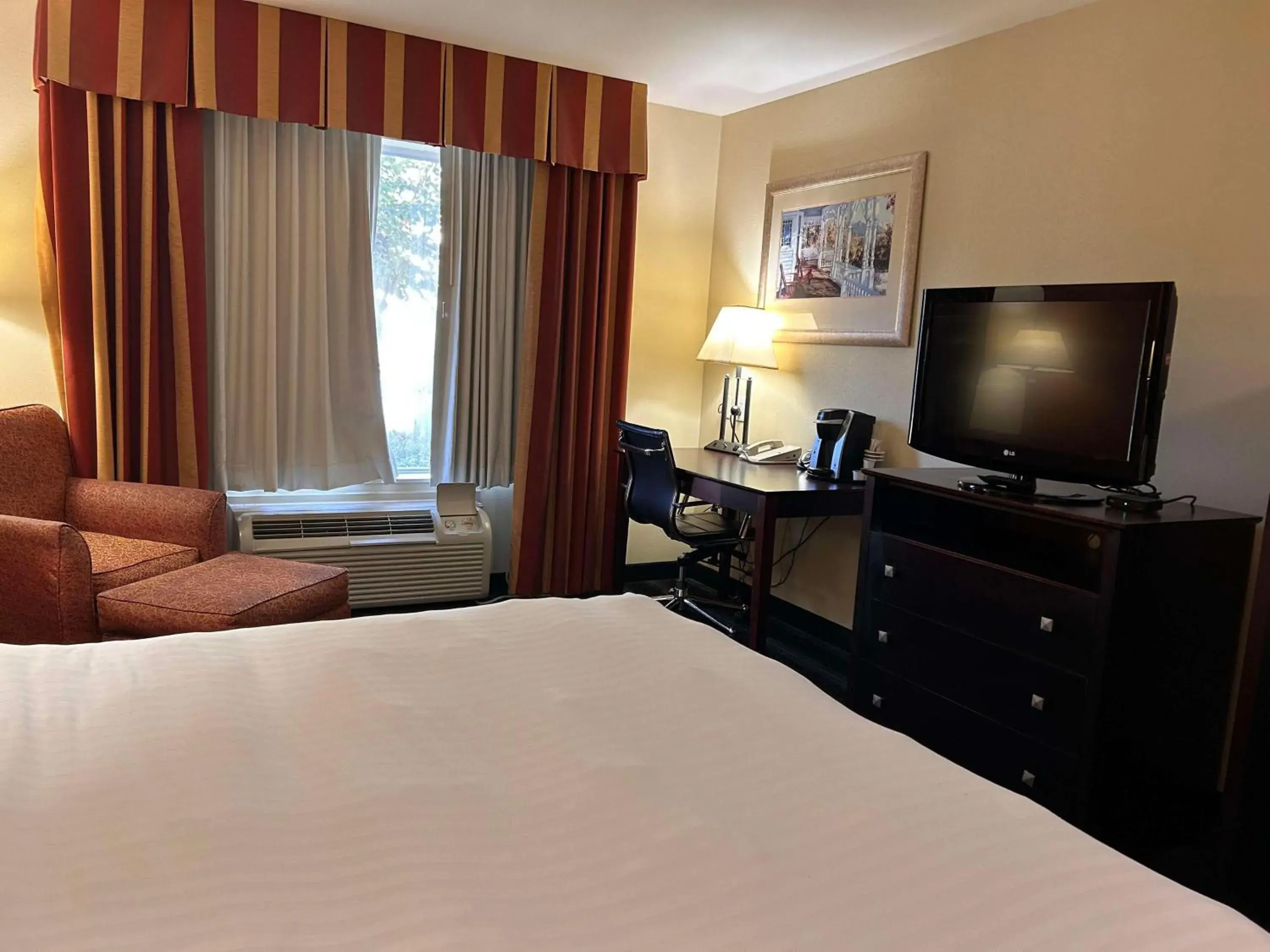 Bedroom, Bed in Express Inn Leesville Ft Johnson, SureStay Collection by Best Western Bedroom, Bed in Express Inn Leesville Ft Johnson, SureStay Collection by Best Western