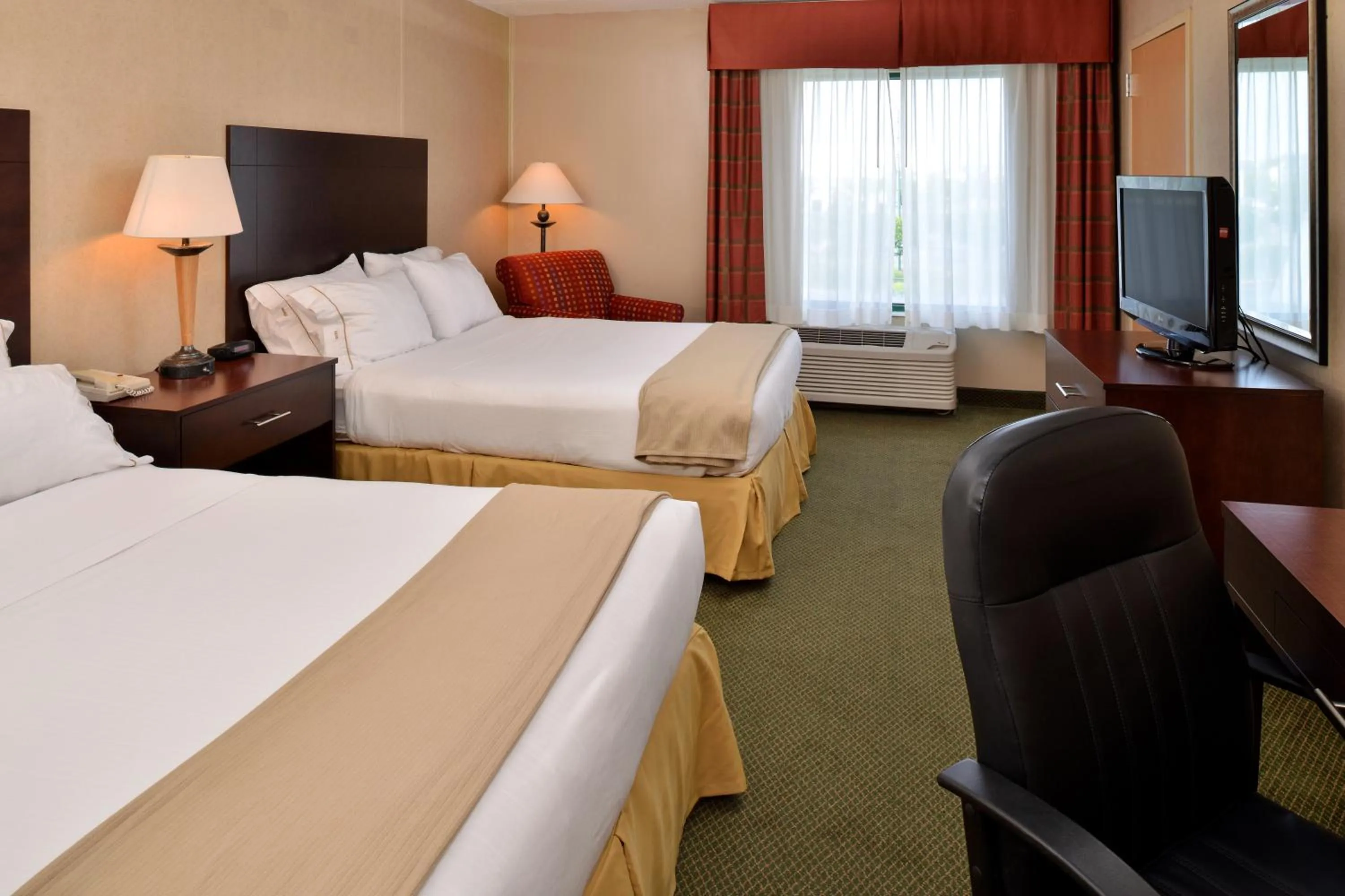 Photo of the whole room, Bed in Holiday Inn Express & Suites - Ocean City by IHG