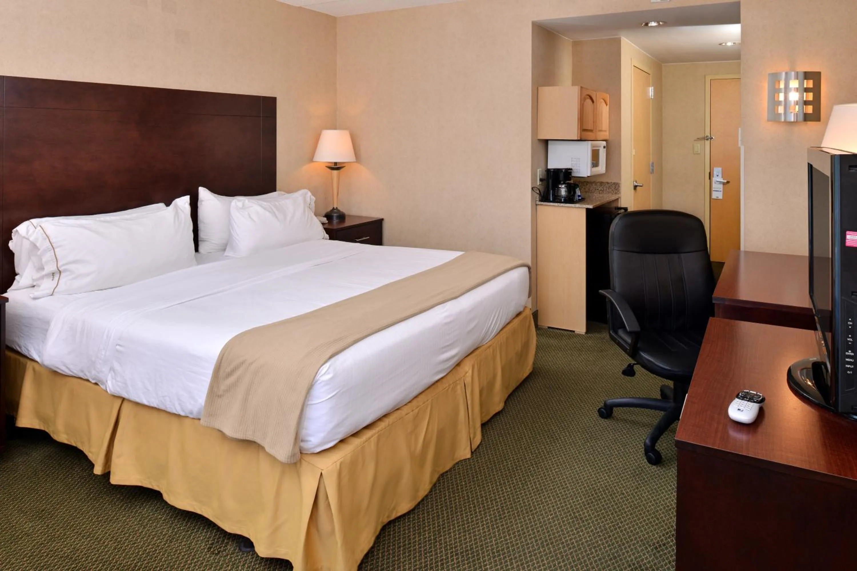 Photo of the whole room, Bed in Holiday Inn Express & Suites - Ocean City by IHG