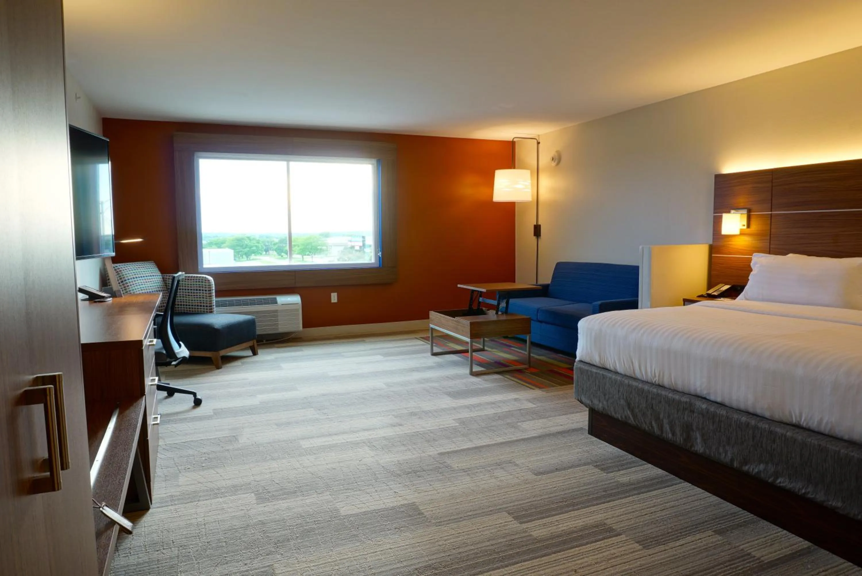 Photo of the whole room, Bed in Holiday Inn Express & Suites Omaha - Millard Area by IHG