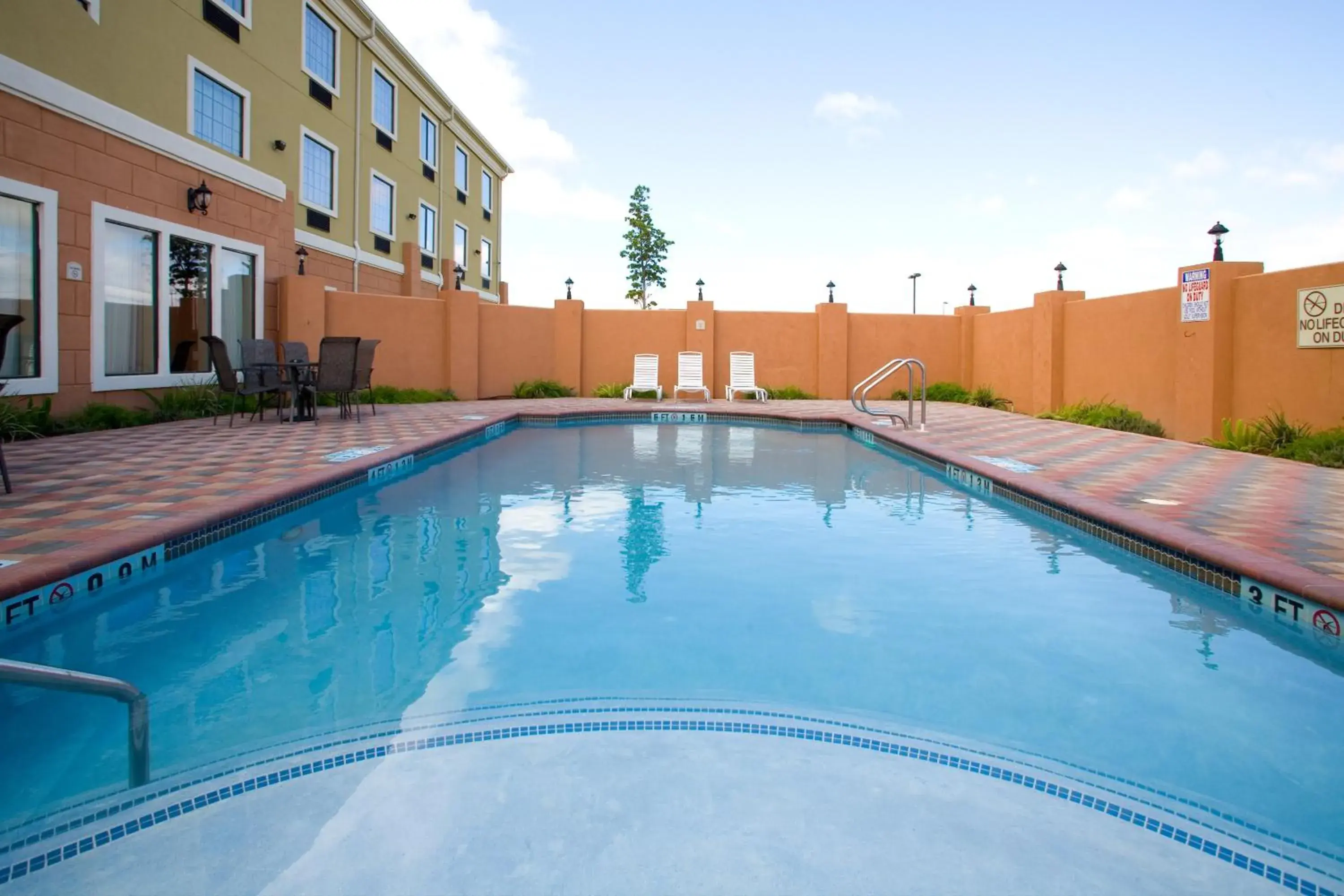 Swimming pool in Holiday Inn Express & Suites - Jourdanton-Pleasanton by IHG Swimming pool in Holiday Inn Express & Suites - Jourdanton-Pleasanton by IHG