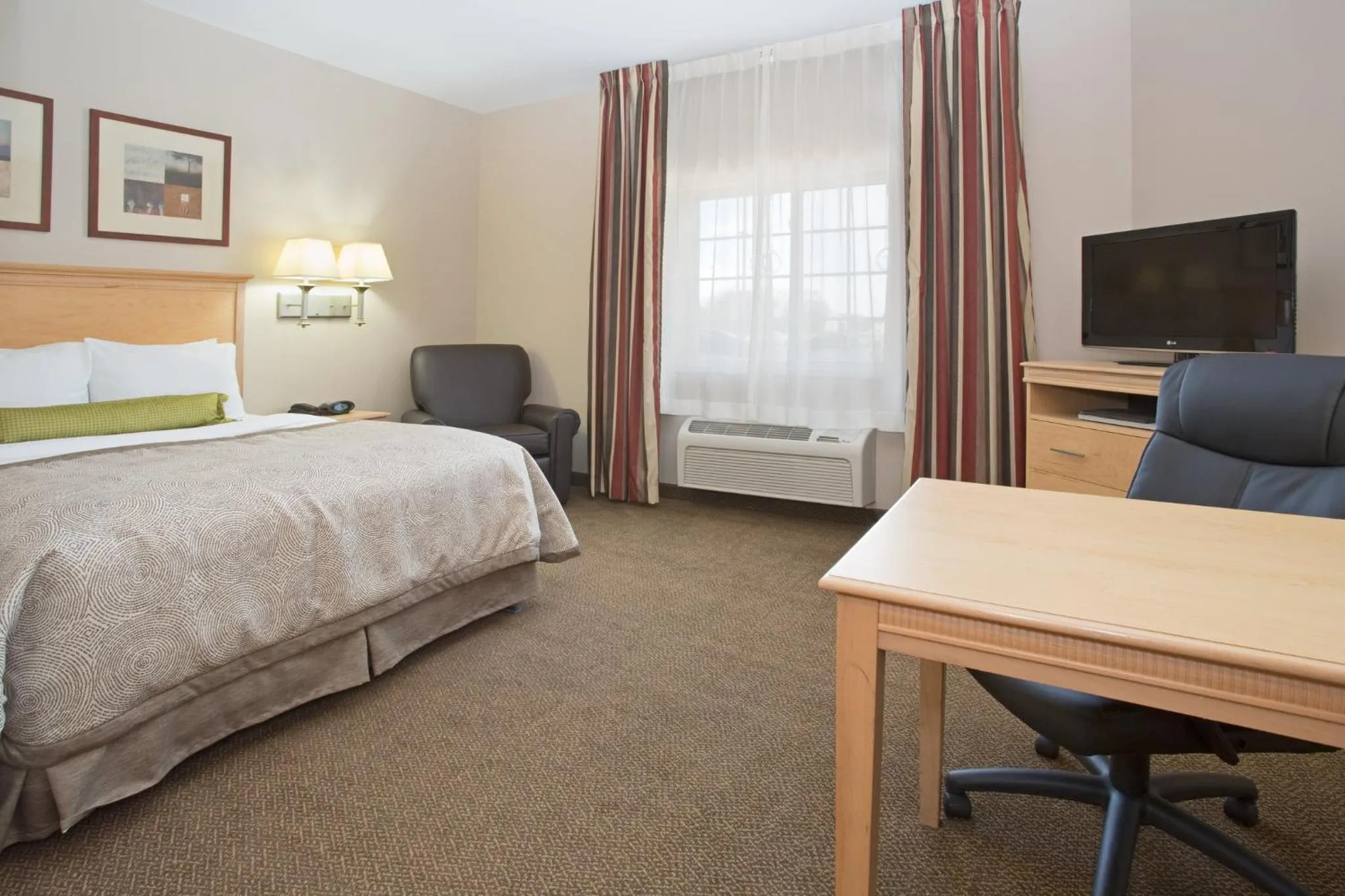 Photo of the whole room, Bed in Candlewood Suites - Peoria at Grand Prairie by IHG