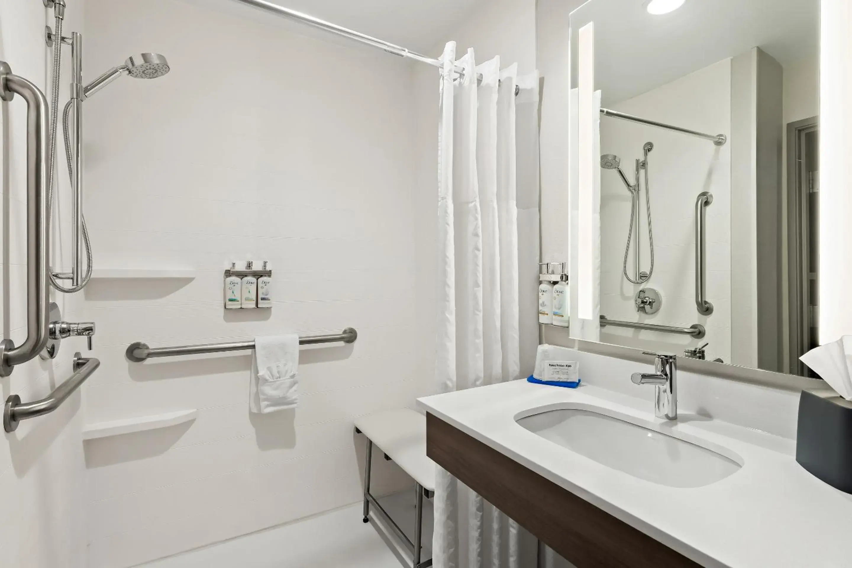 Deluxe King Room - Hearing Accessible with Bath Tub/Non-Smoking in Holiday Inn Express & Suites Perry by IHG Deluxe King Room - Hearing Accessible with Bath Tub/Non-Smoking in Holiday Inn Express & Suites Perry by IHG