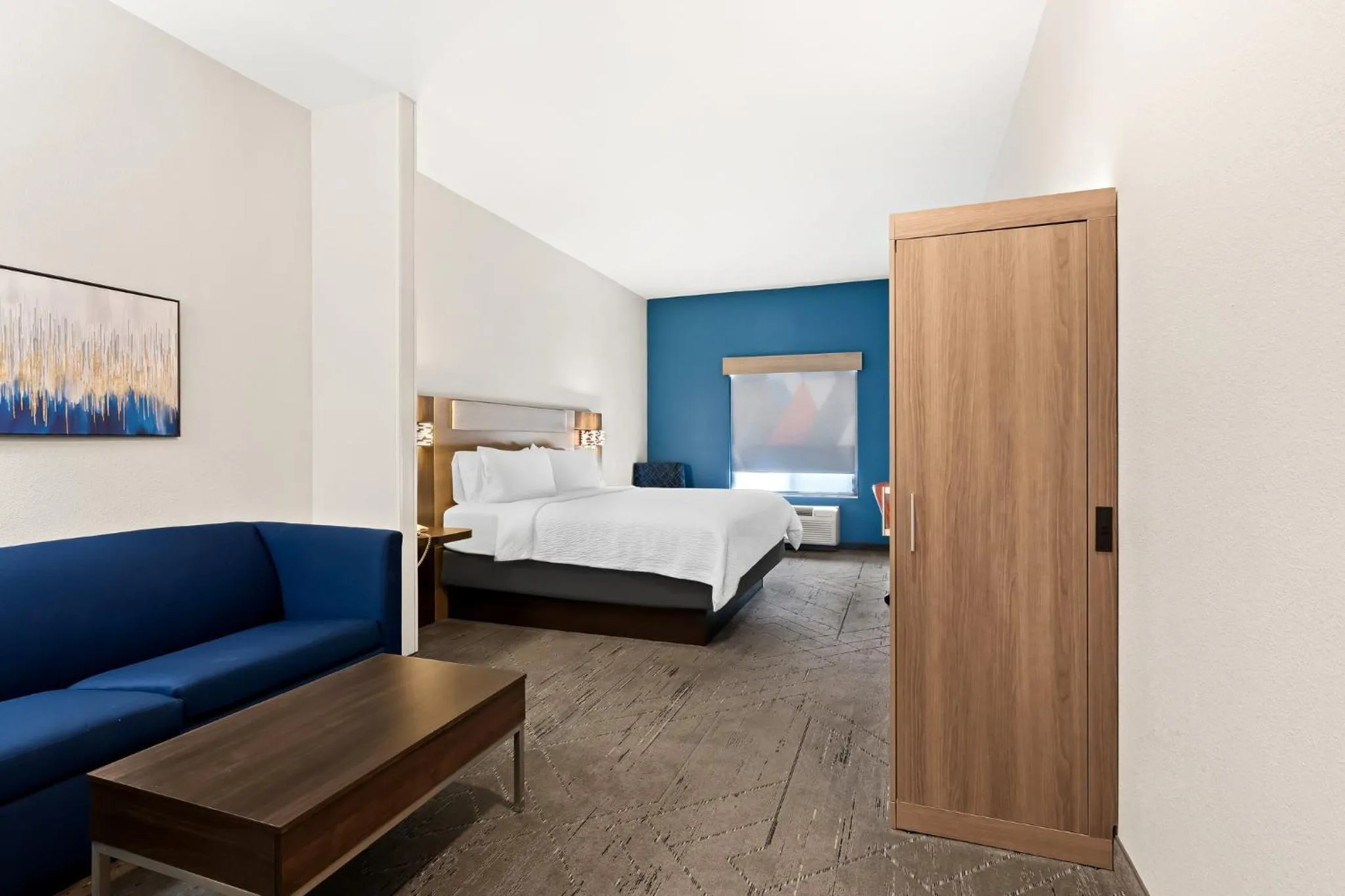 Photo of the whole room, Bed in Holiday Inn Express & Suites Perry by IHG