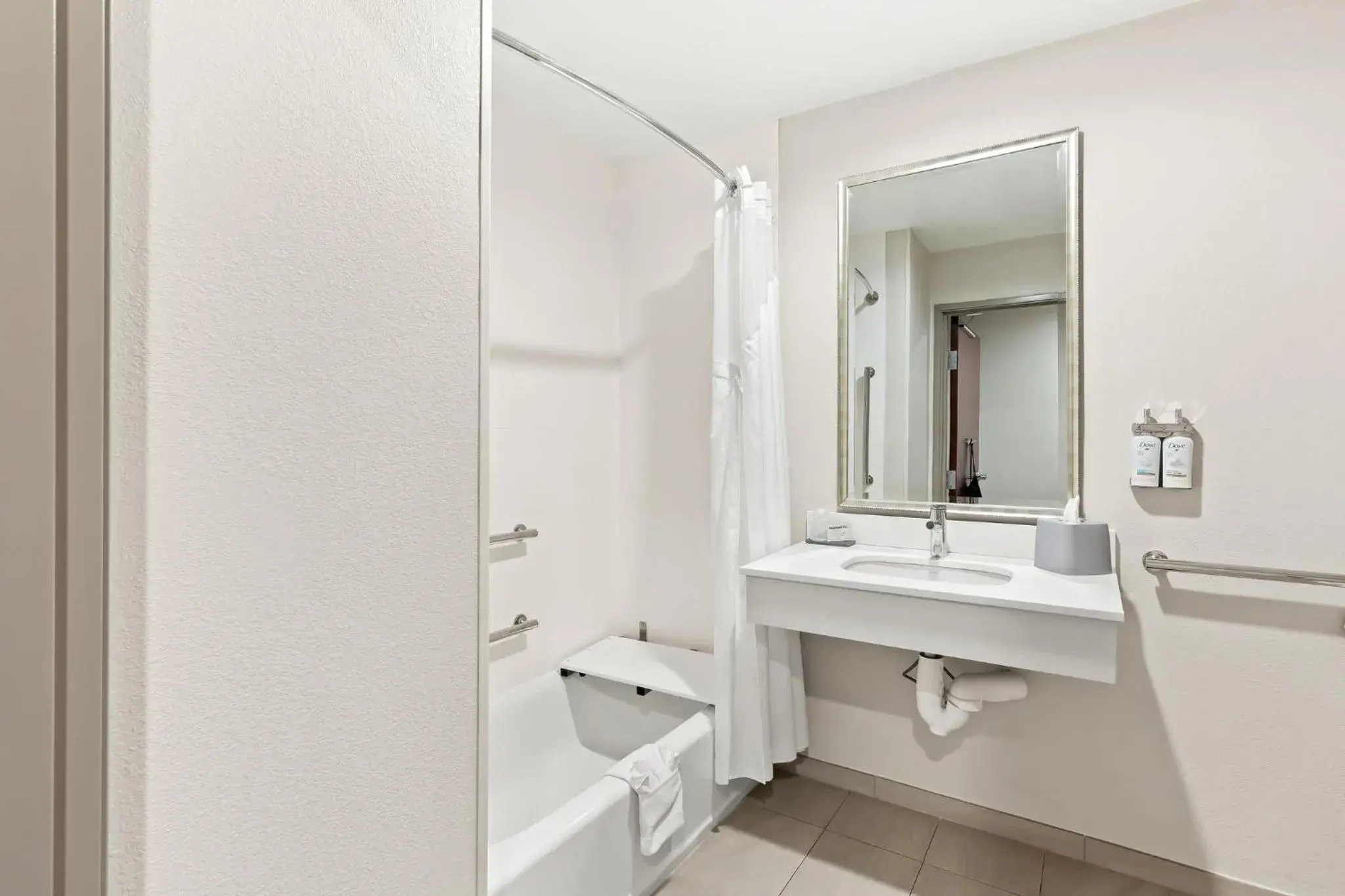 Standard Queen Room with Two Queen Beds and Mobility Accessible Tub in Holiday Inn Express & Suites Perry by IHG Standard Queen Room with Two Queen Beds and Mobility Accessible Tub in Holiday Inn Express & Suites Perry by IHG