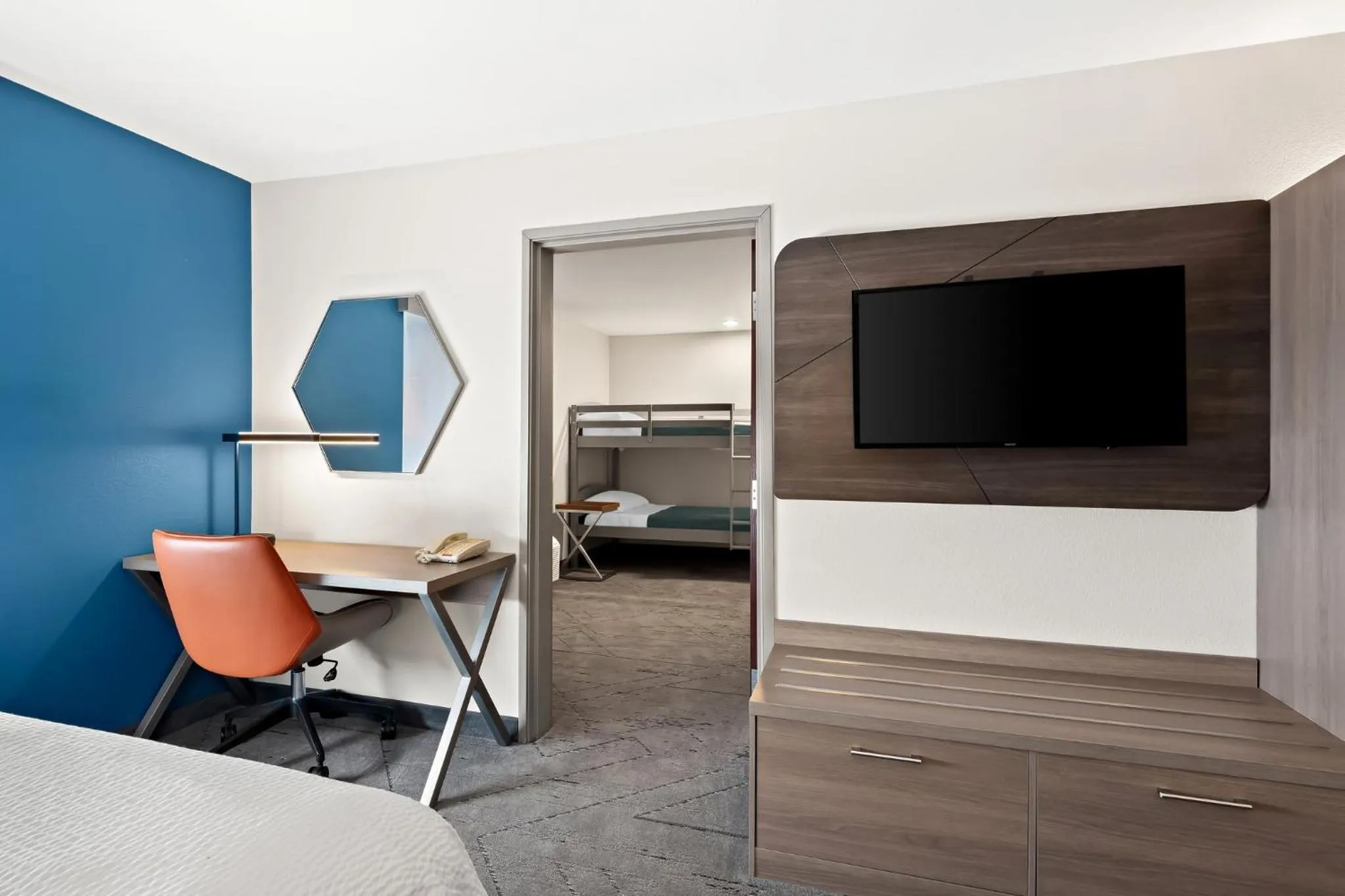 Photo of the whole room, Bed in Holiday Inn Express & Suites Perry by IHG