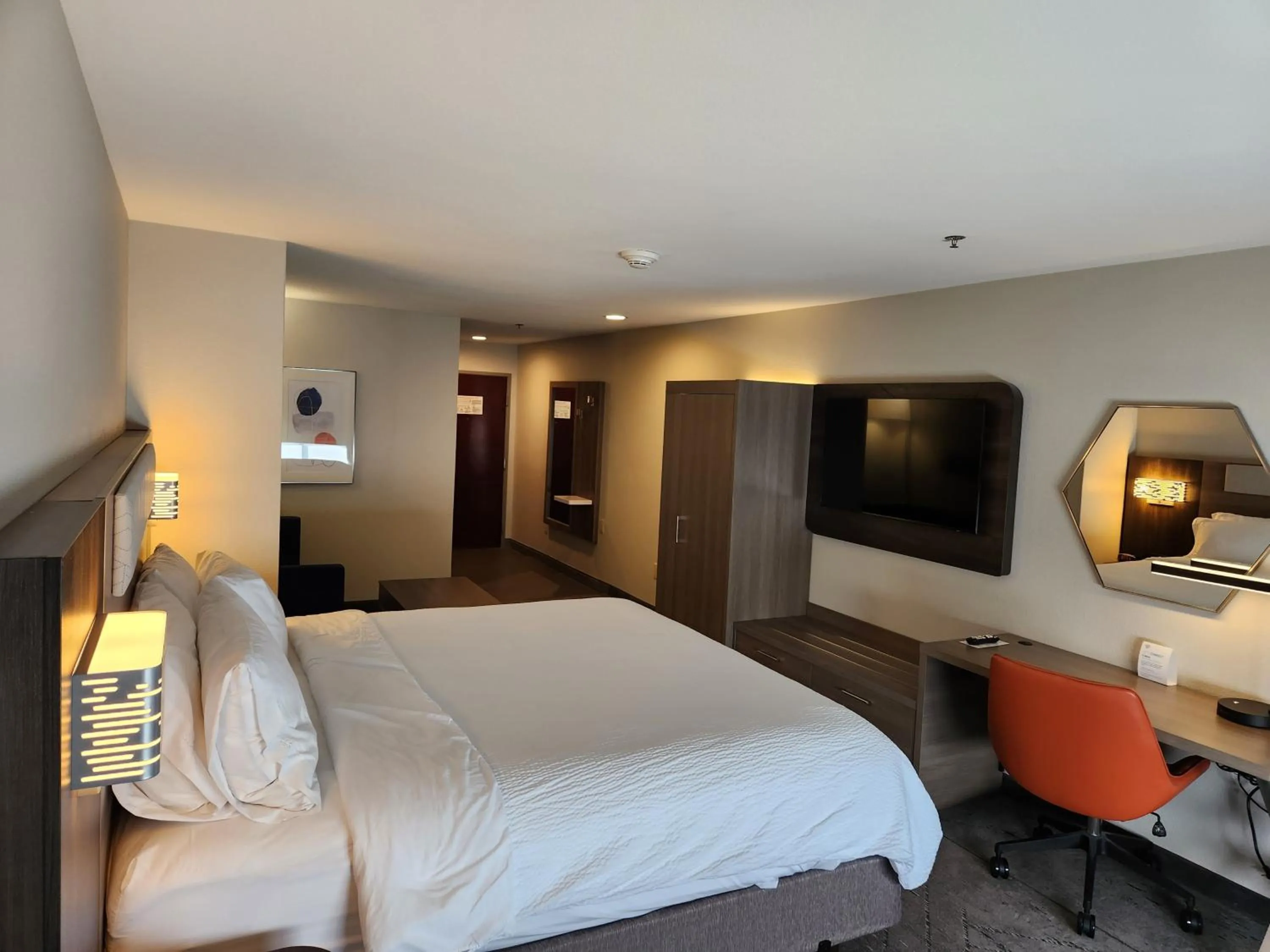 Photo of the whole room, Bed in Holiday Inn Express & Suites Perry by IHG