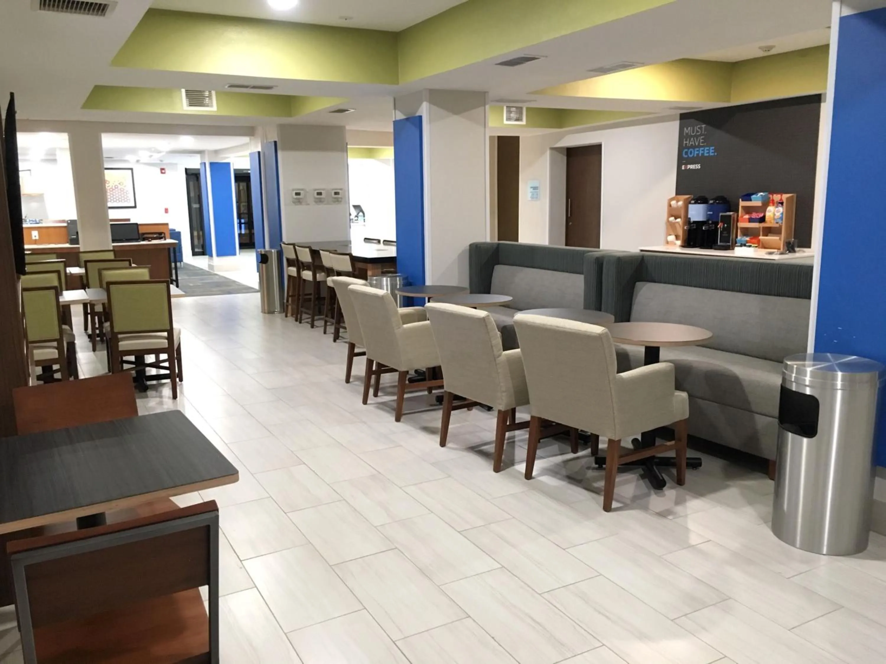 Breakfast in Holiday Inn Express & Suites Quincy I-10 by IHG