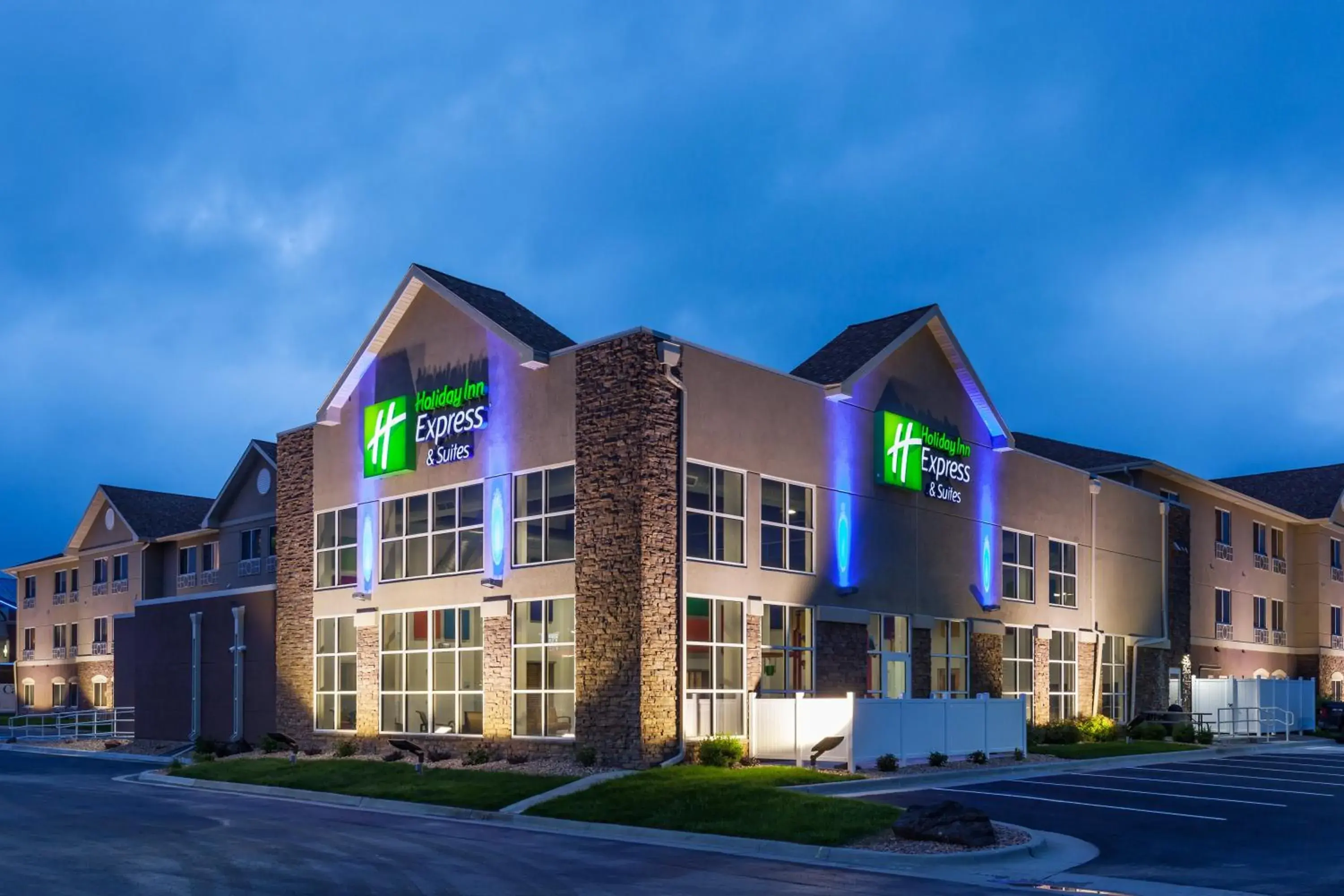 Property building in Holiday Inn Express & Suites Rapid City by IHG Property building in Holiday Inn Express & Suites Rapid City by IHG