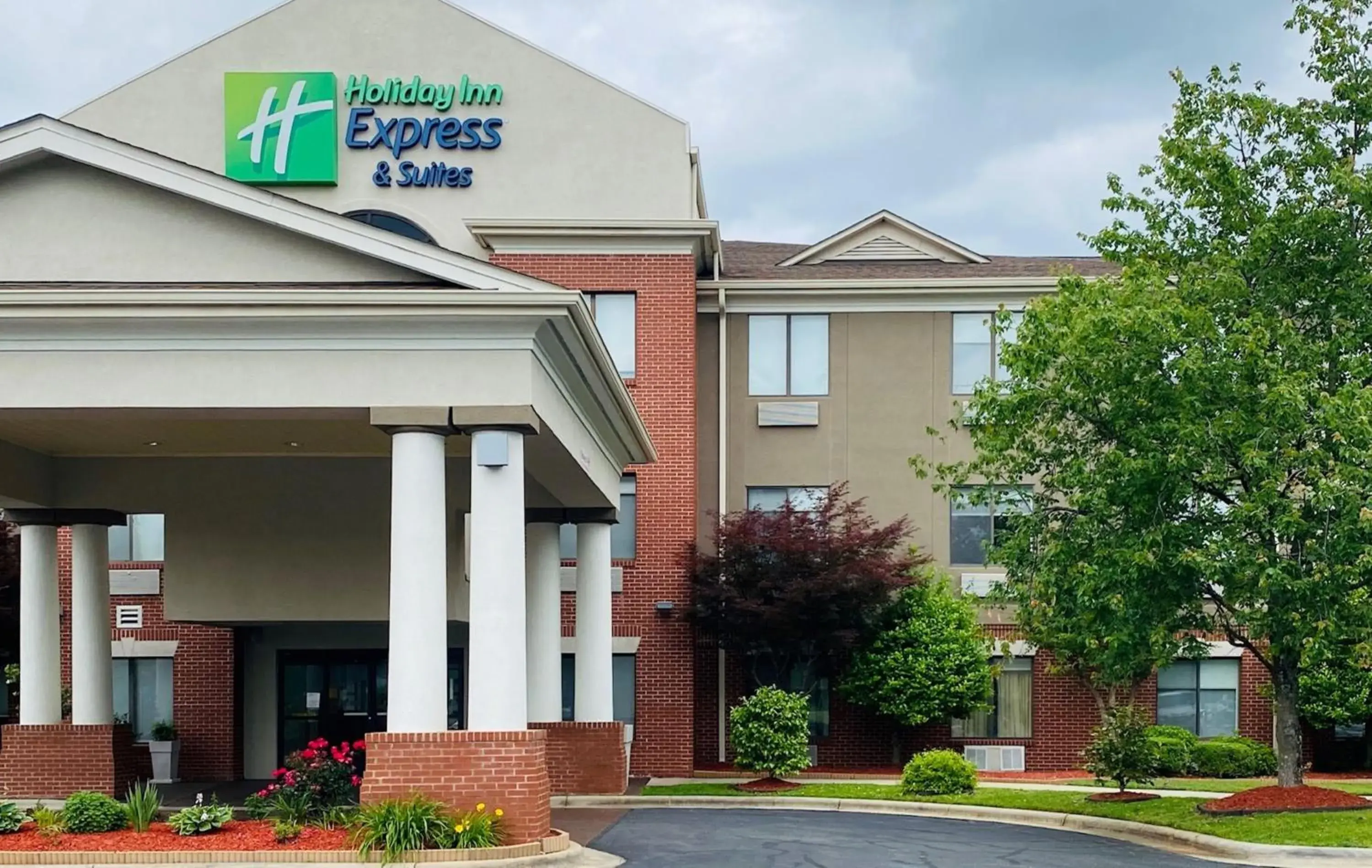Property building in Holiday Inn Express & Suites Reidsville by IHG Property building in Holiday Inn Express & Suites Reidsville by IHG