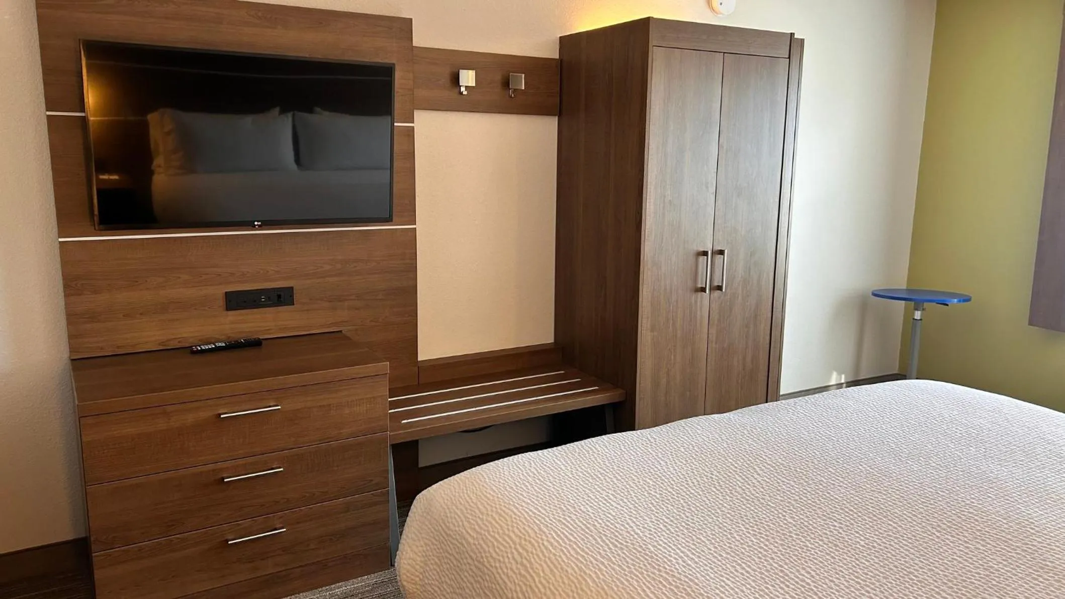 Photo of the whole room, Bed in Holiday Inn Express & Suites Reidsville by IHG