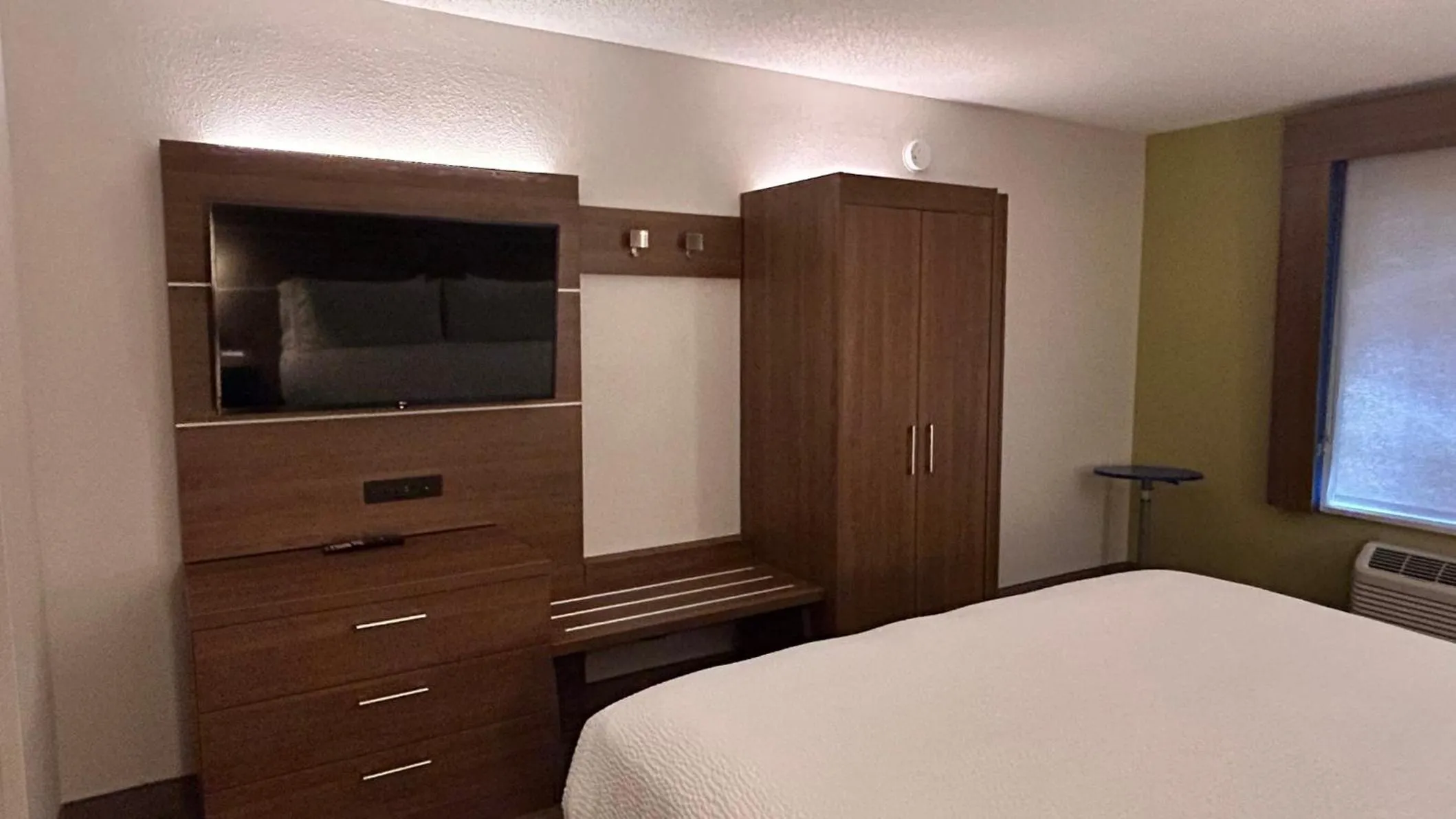 Photo of the whole room, Bed in Holiday Inn Express & Suites Reidsville by IHG