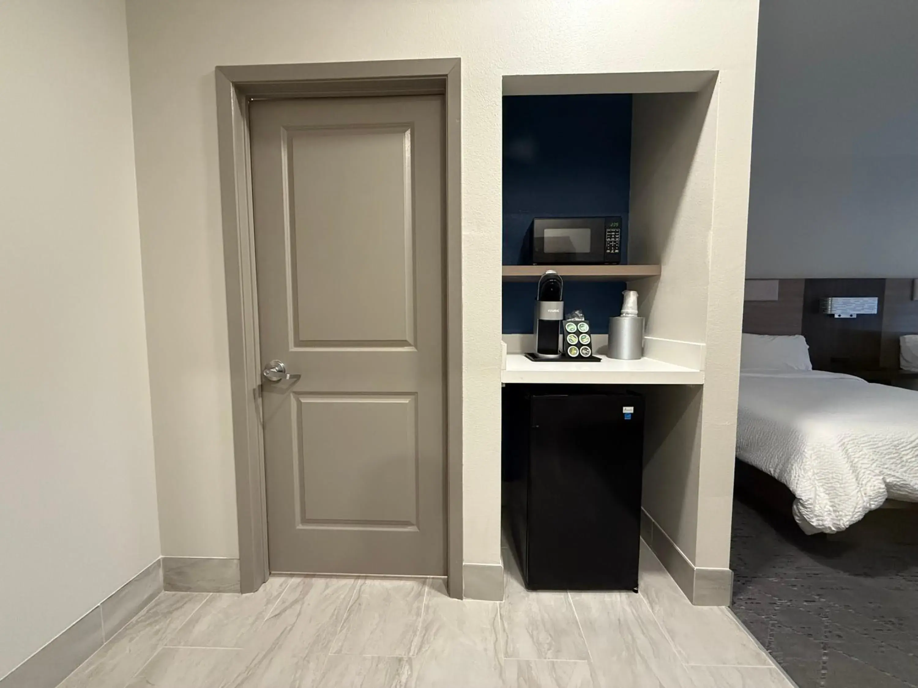 Bed in Holiday Inn Express Kenedy by IHG Bed in Holiday Inn Express Kenedy by IHG