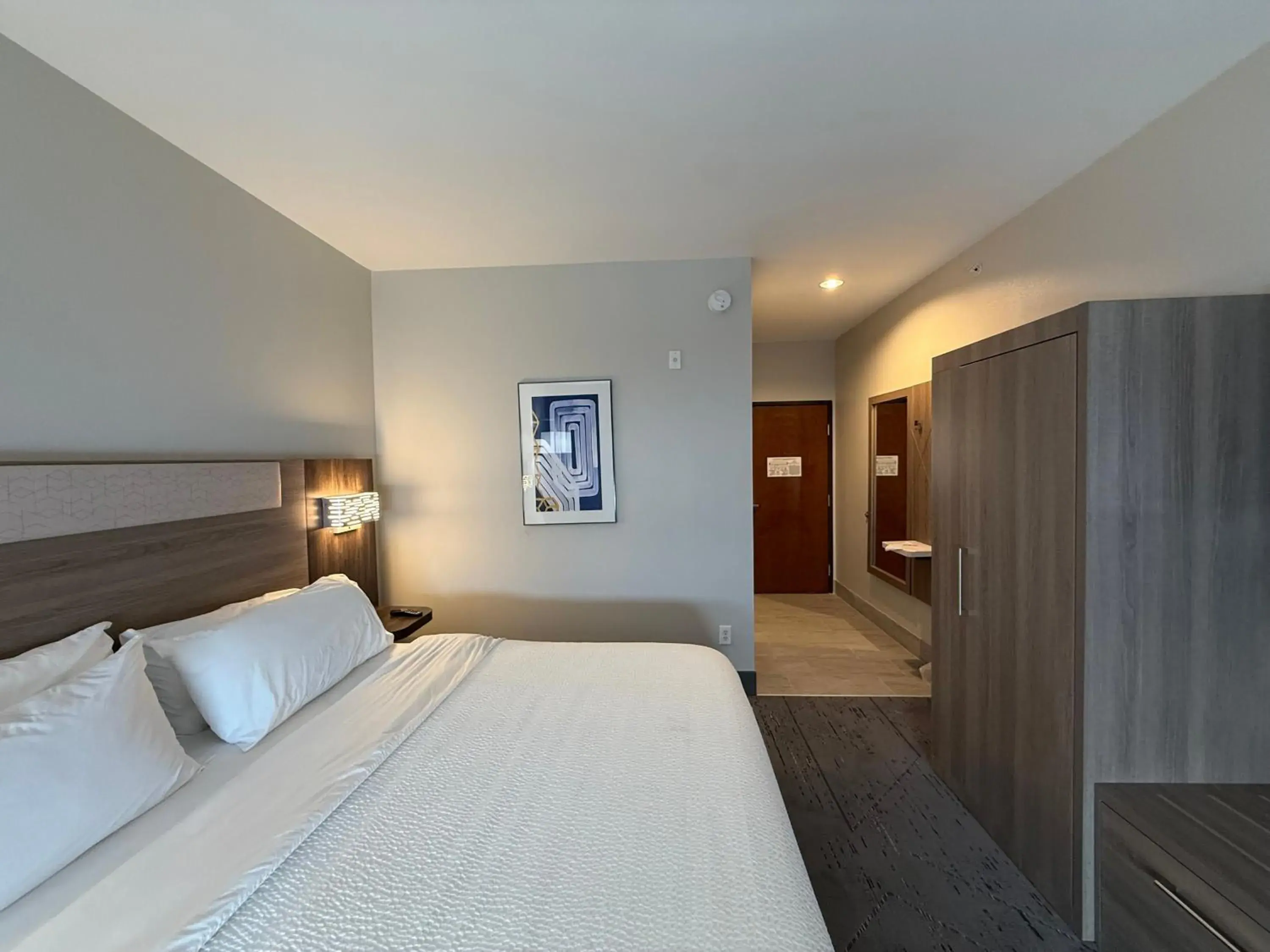 Bed in Holiday Inn Express Kenedy by IHG Bed in Holiday Inn Express Kenedy by IHG