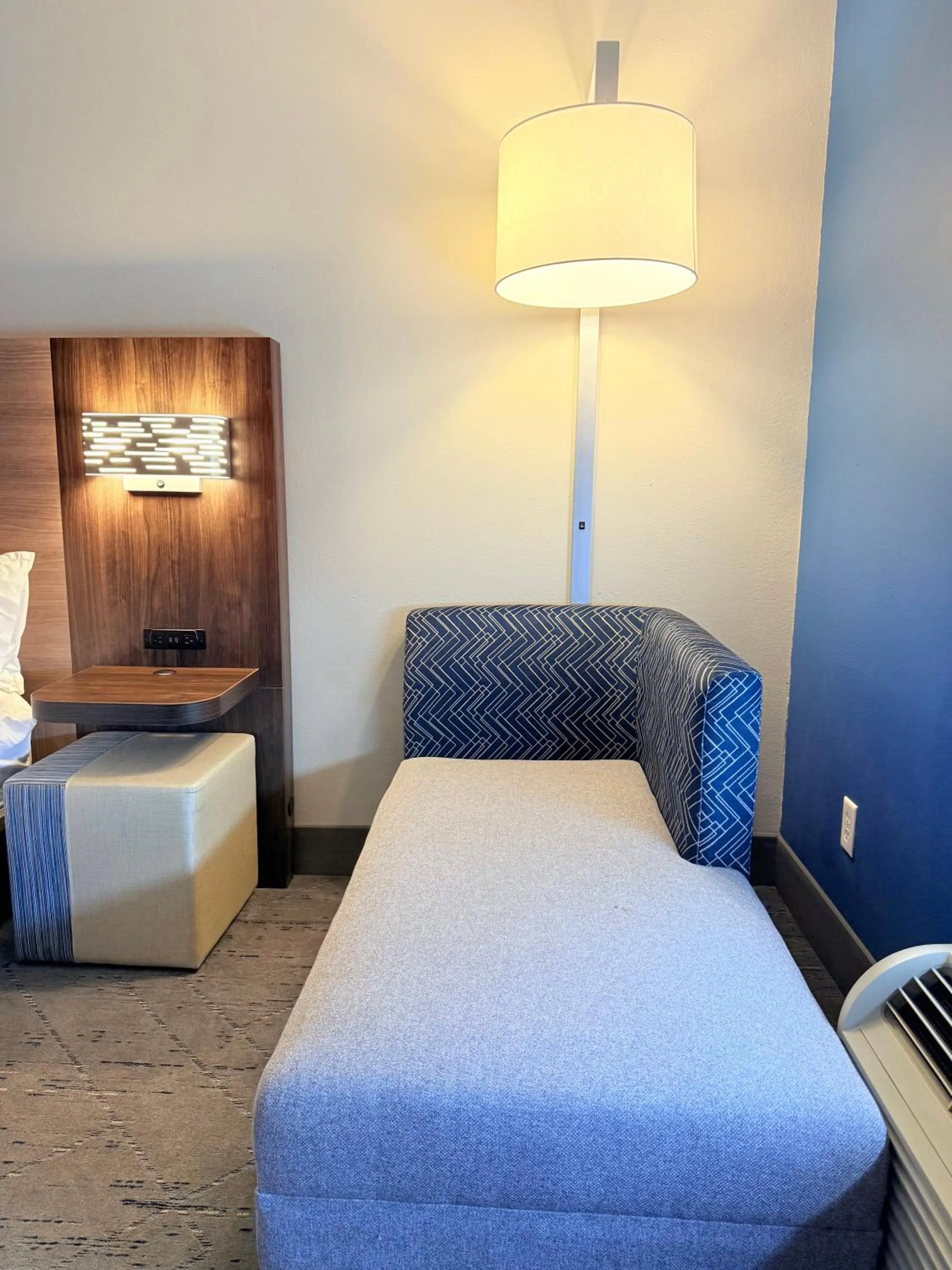 Bed in Holiday Inn Express Kenedy by IHG