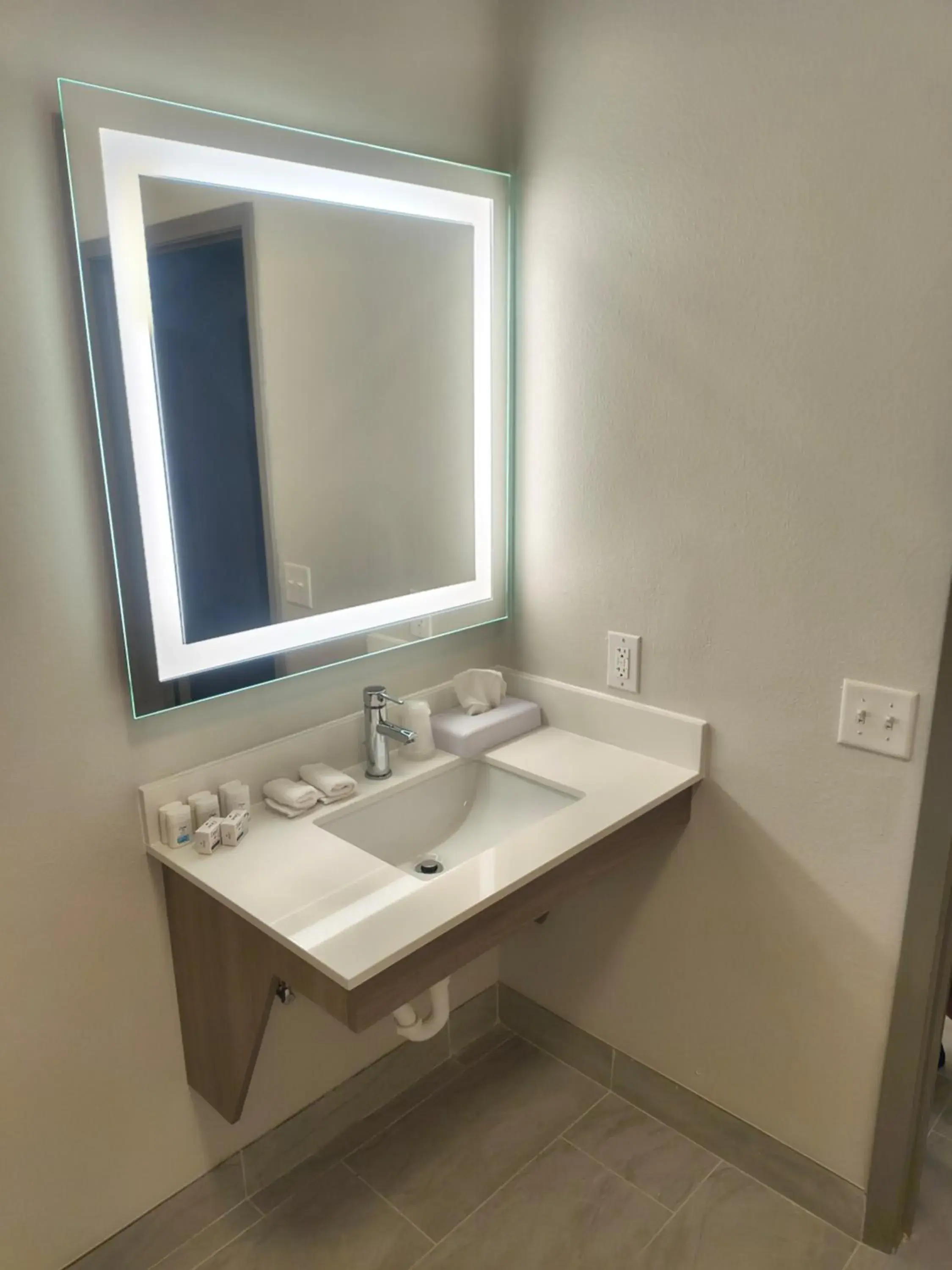 Suite - Only Hearing Accessible in Holiday Inn Express Kenedy by IHG Suite - Only Hearing Accessible in Holiday Inn Express Kenedy by IHG