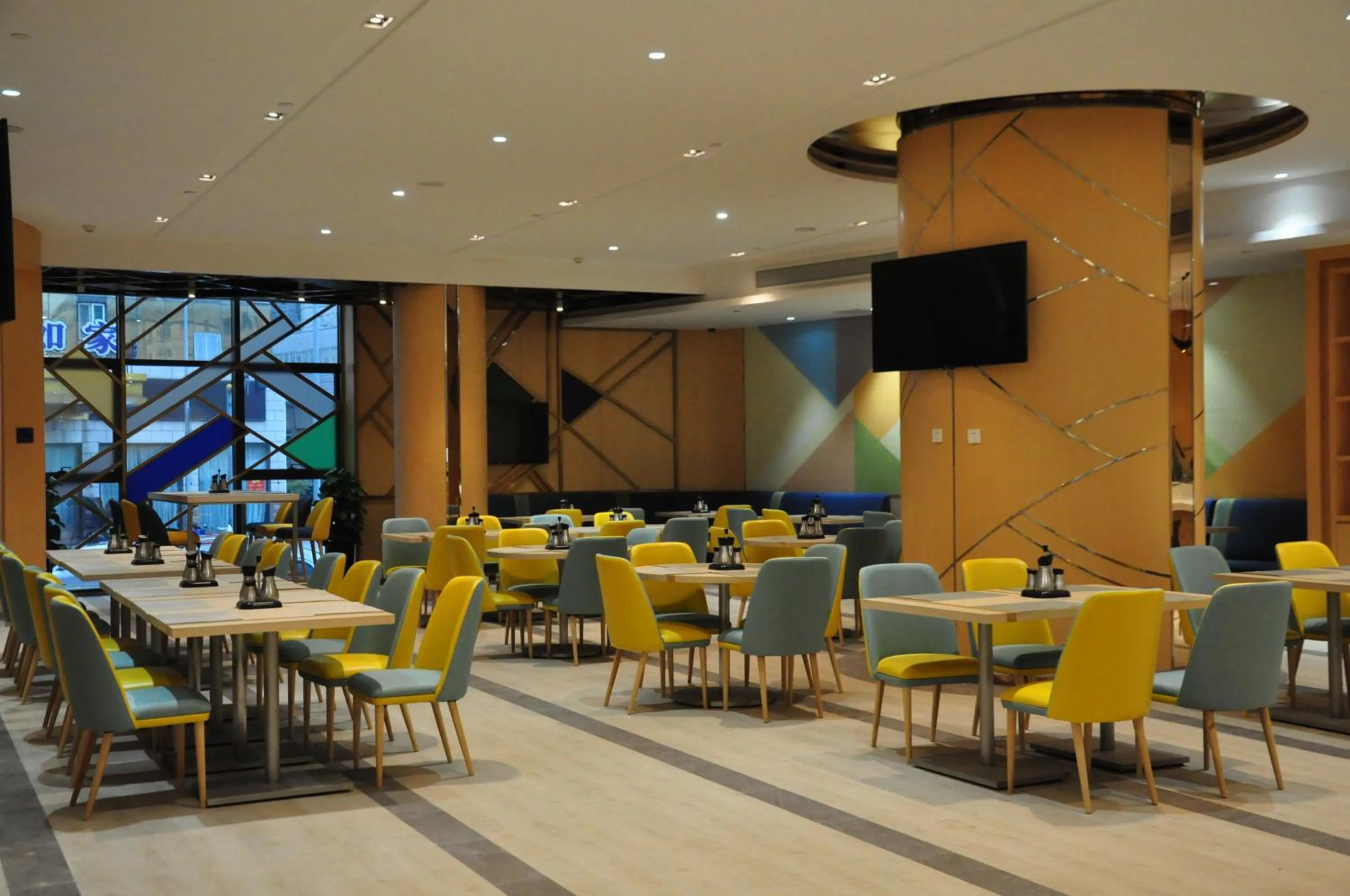 Restaurant/places to eat in Holiday Inn Express Shanghai Zhenping by IHG