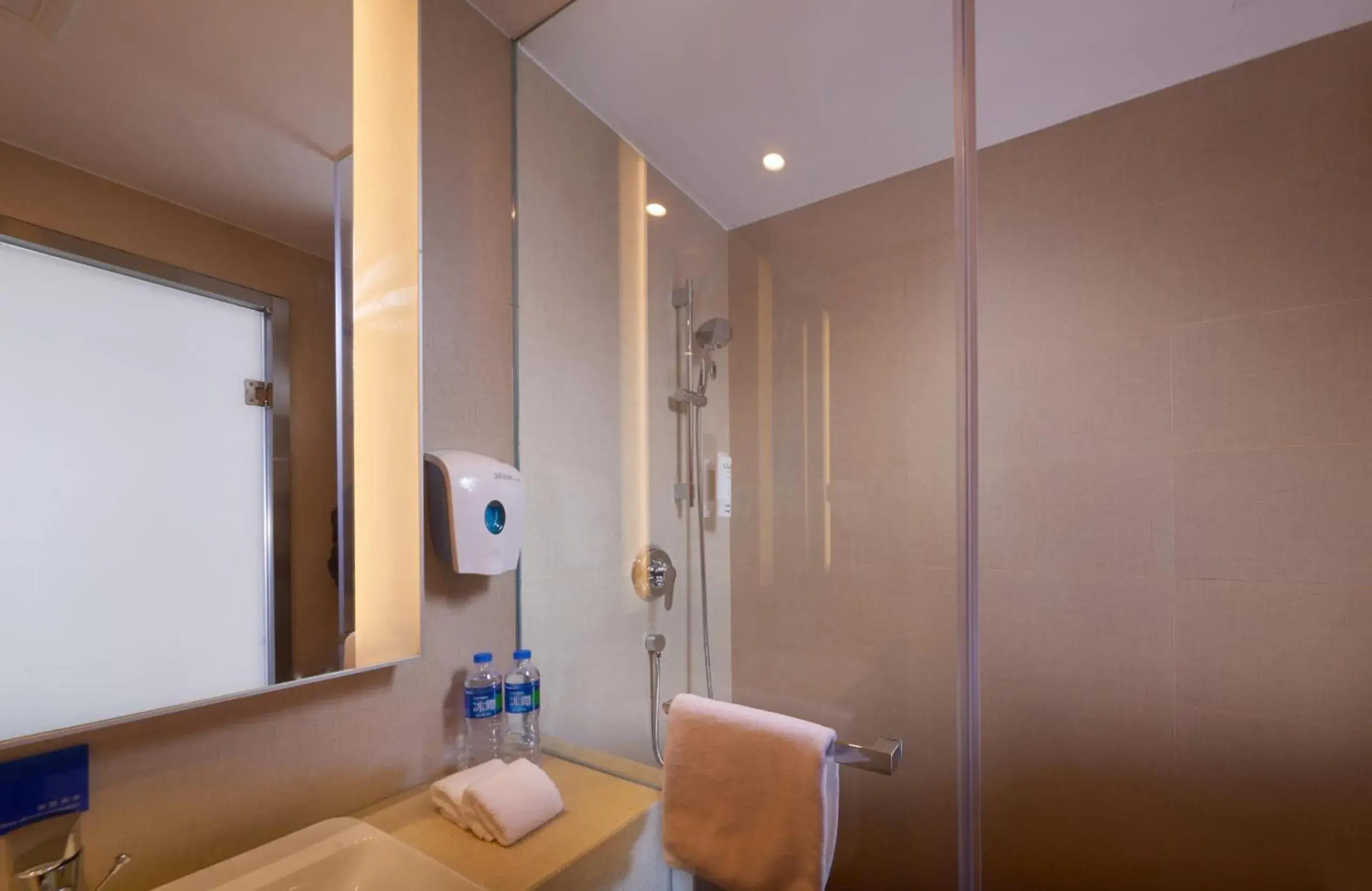 One-Bedroom Suite in Holiday Inn Express Shanghai Zhenping by IHG One-Bedroom Suite in Holiday Inn Express Shanghai Zhenping by IHG