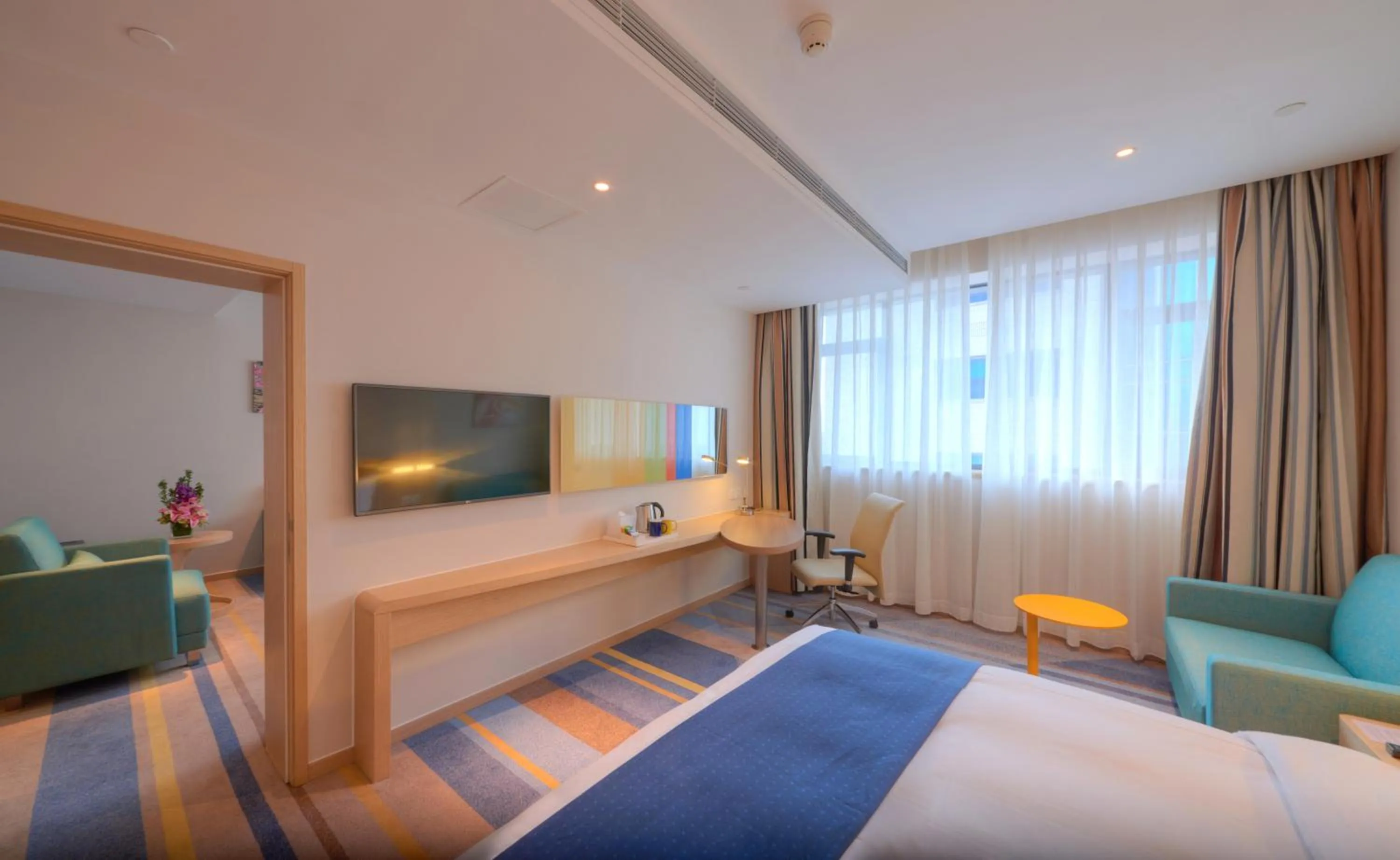 Photo of the whole room, Bed in Holiday Inn Express Shanghai Zhenping by IHG