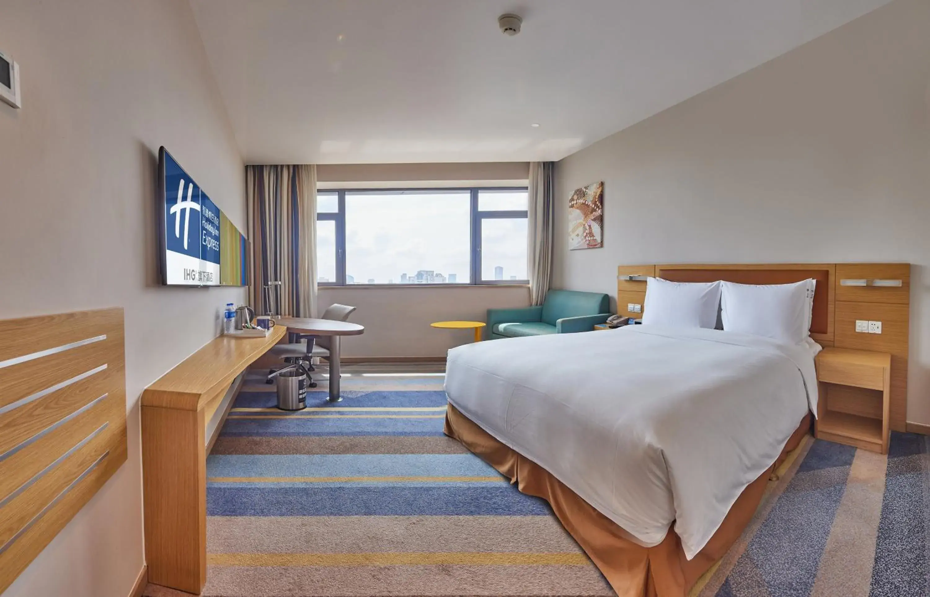 Standard Queen Room with Extra Floor Space in Holiday Inn Express Shanghai Zhenping by IHG Standard Queen Room with Extra Floor Space in Holiday Inn Express Shanghai Zhenping by IHG