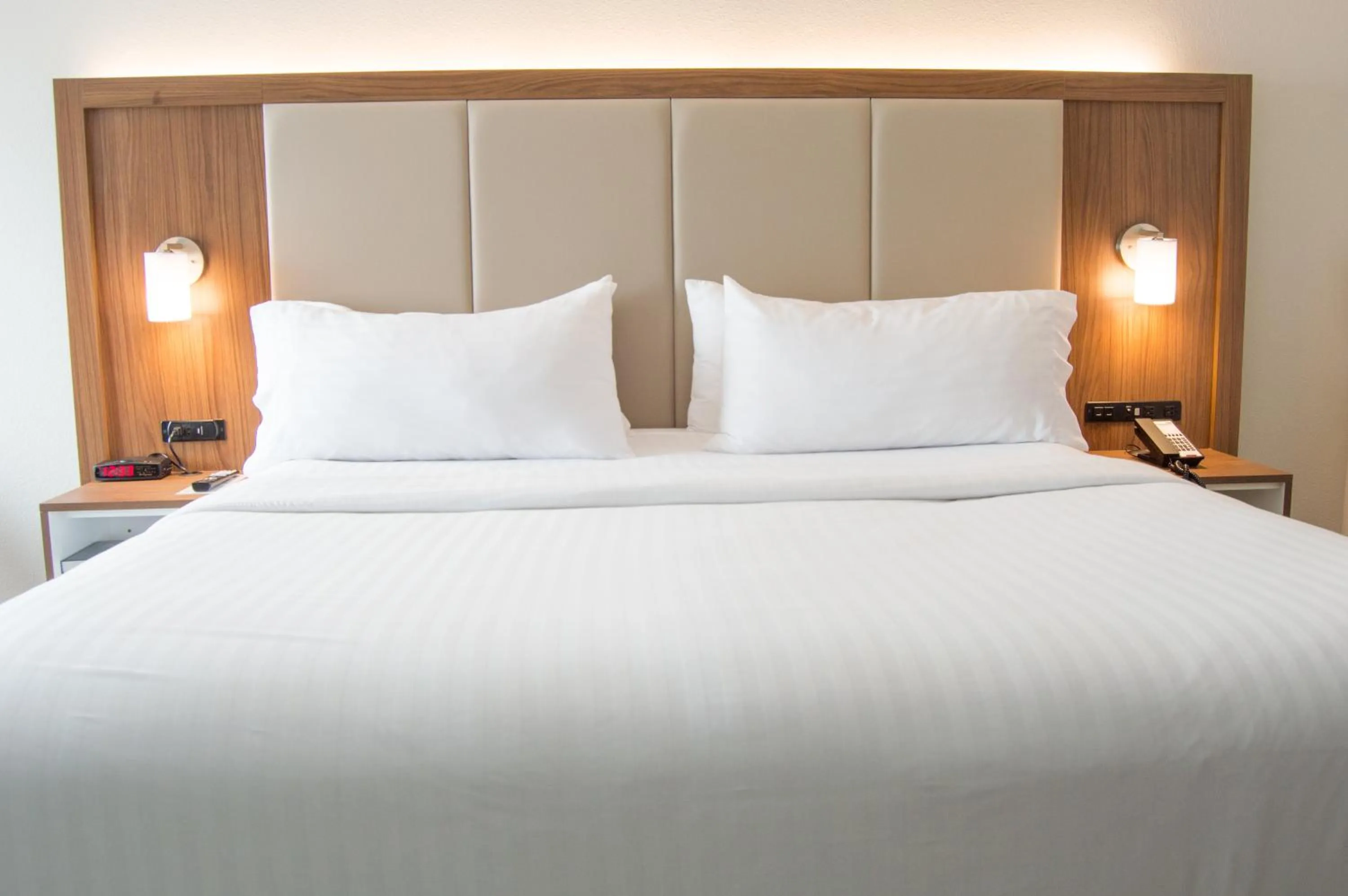 Photo of the whole room, Bed in Holiday Inn Express Slidell by IHG