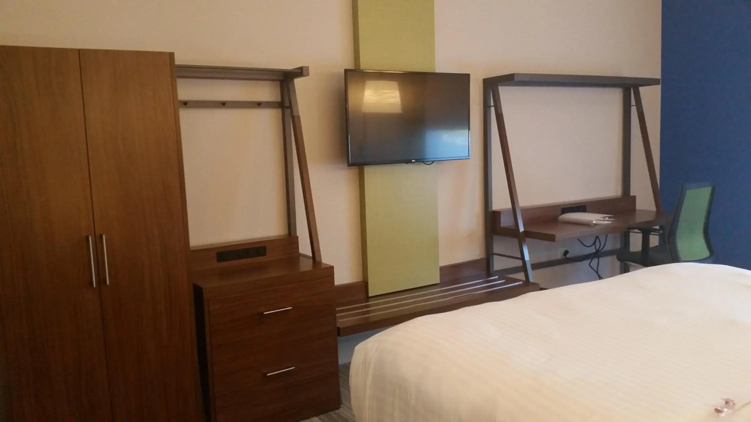 Photo of the whole room, Bed in Holiday Inn Express Slidell by IHG Photo of the whole room, Bed in Holiday Inn Express Slidell by IHG